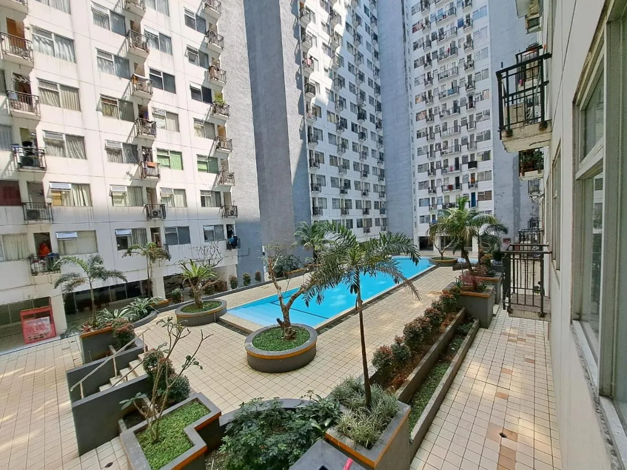 Swimming pool in OYO Life 93855 Apartement The Jarrdin By Apt Property