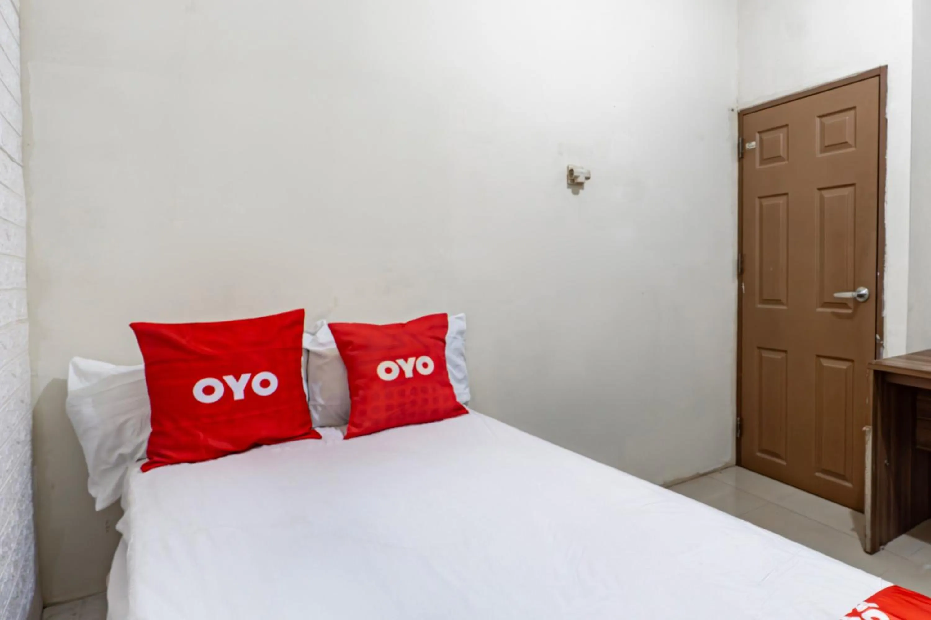 Bedroom in OYO 93863 Dv Homestay Syariah Genteng