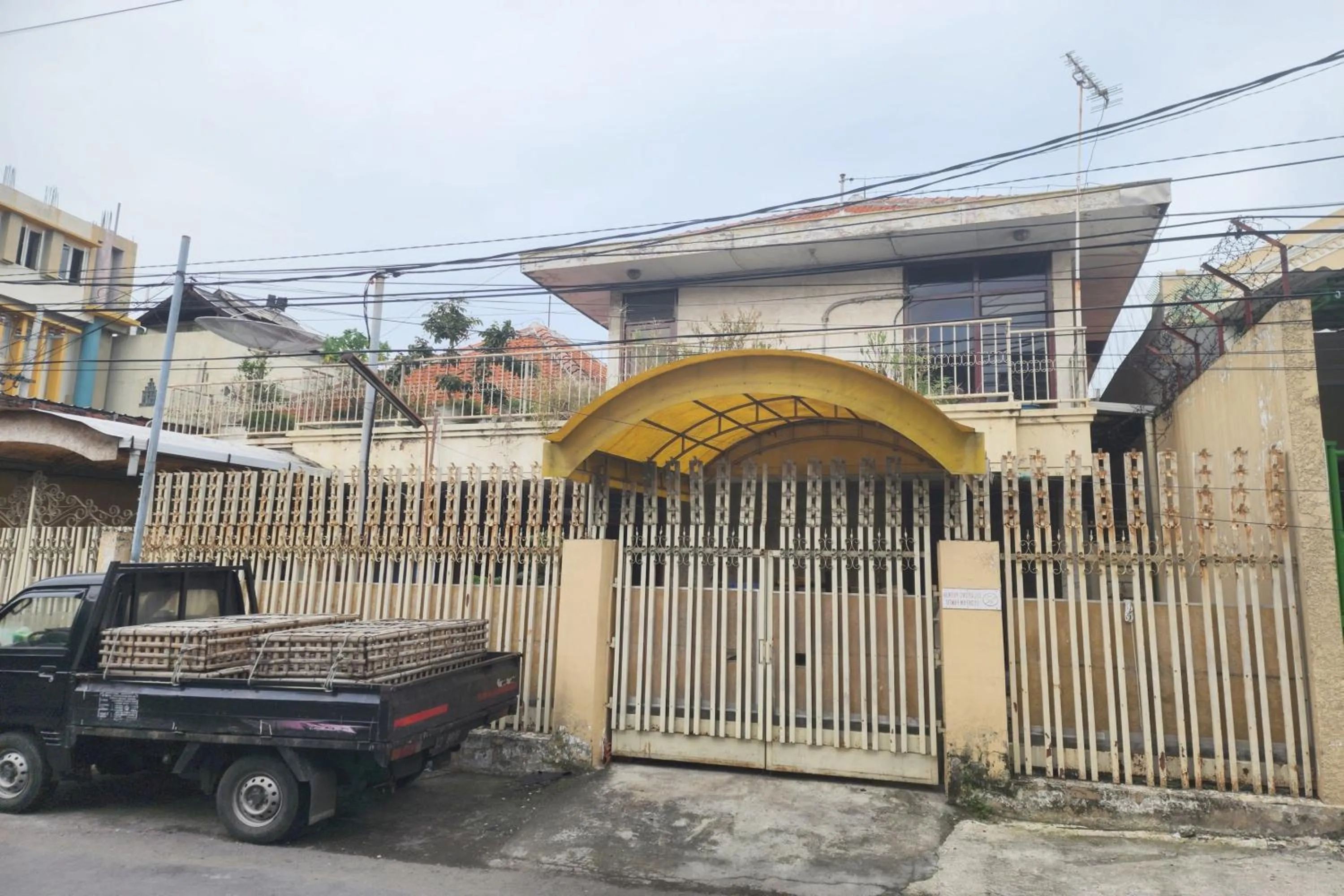 Property building in OYO 93863 Dv Homestay Syariah Genteng