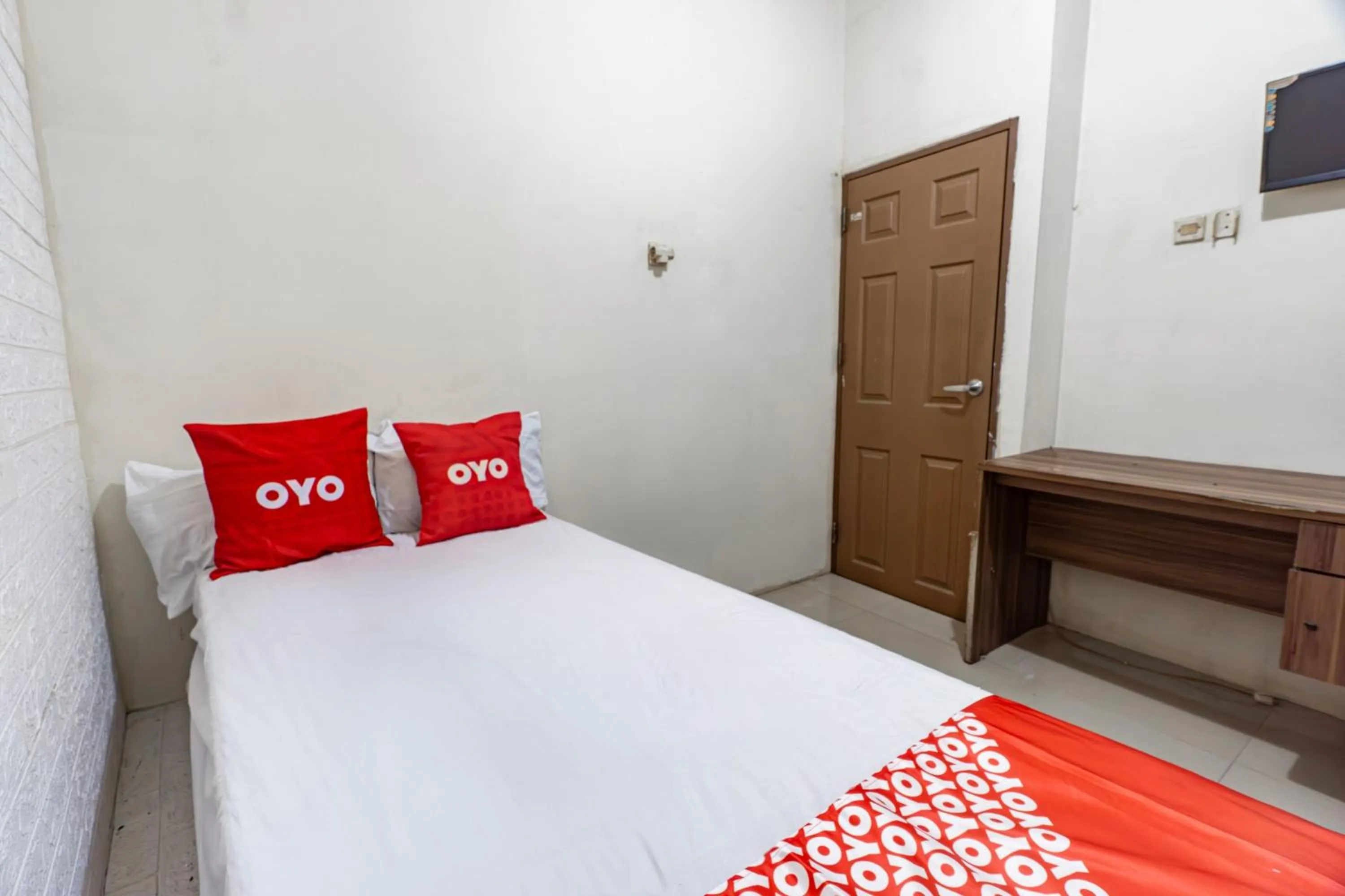 Bedroom in OYO 93863 Dv Homestay Syariah Genteng