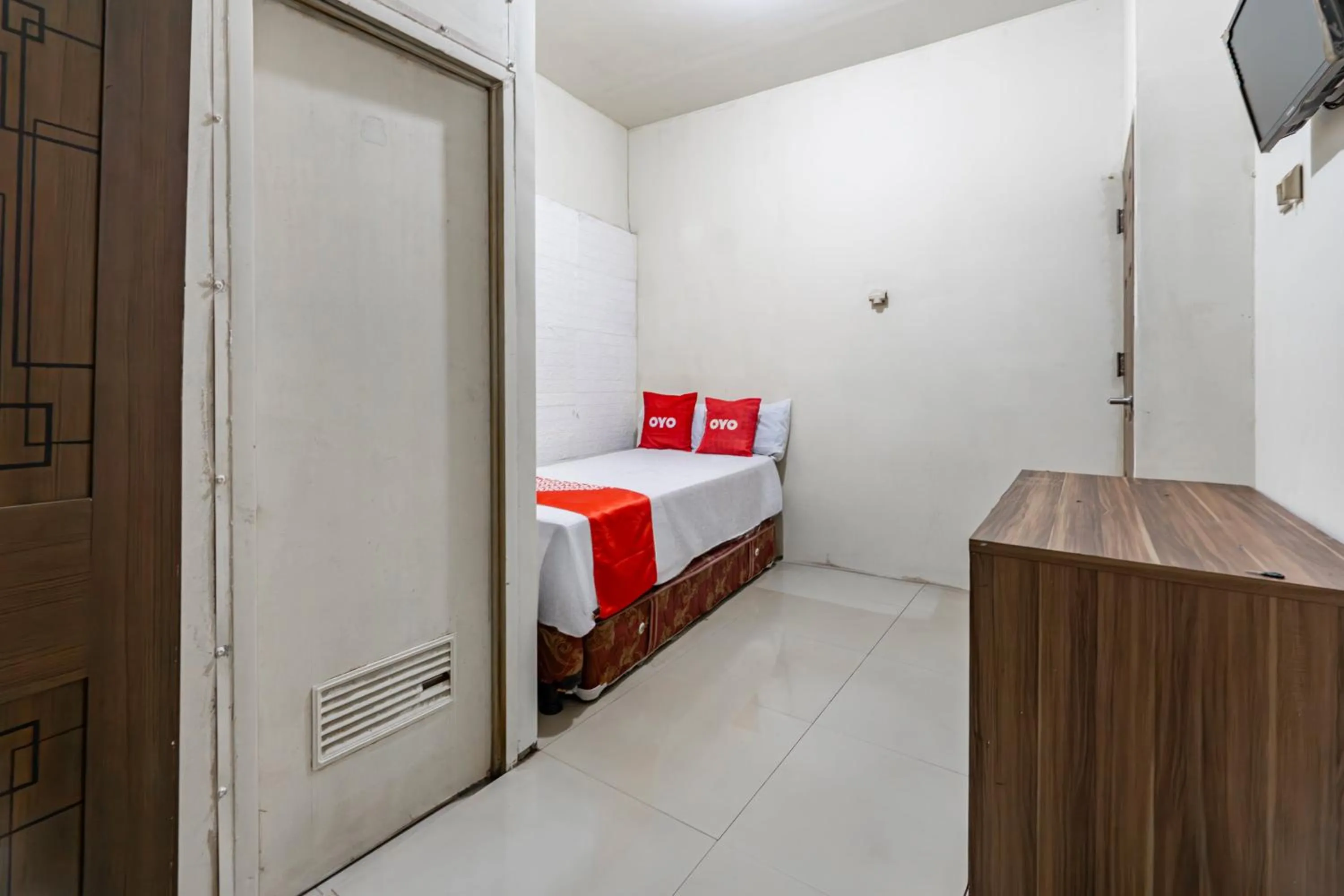 Bedroom in OYO 93863 Dv Homestay Syariah Genteng