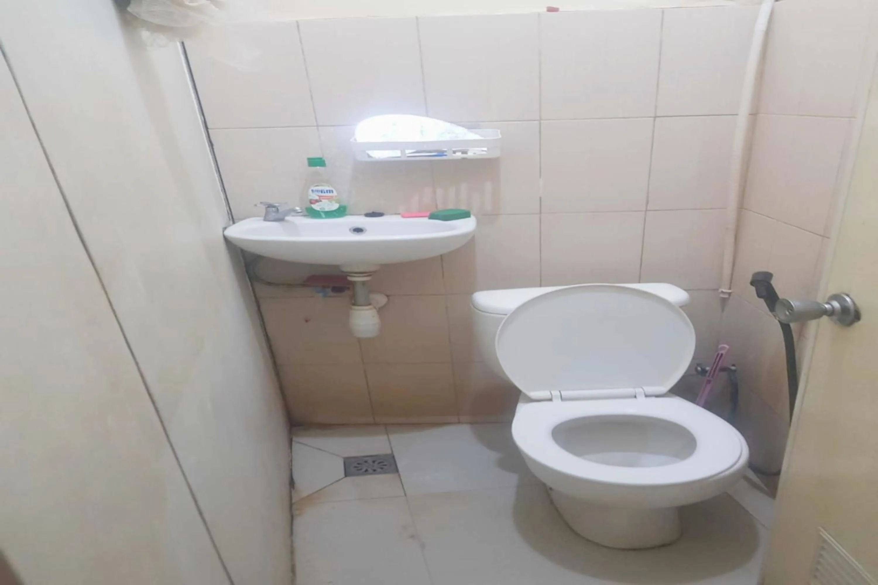 Bathroom in OYO 93863 Dv Homestay Syariah Genteng