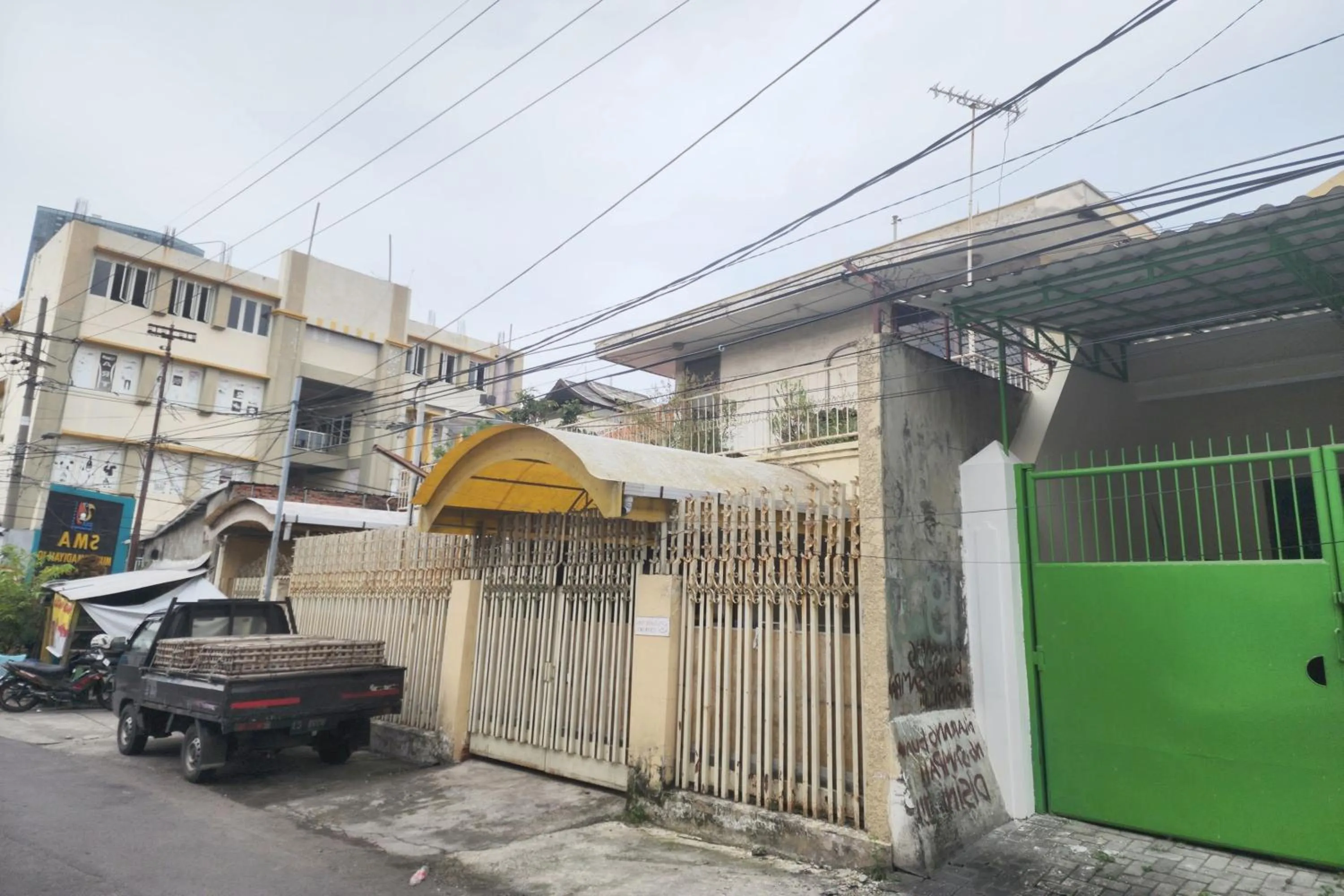 Property building in OYO 93863 Dv Homestay Syariah Genteng