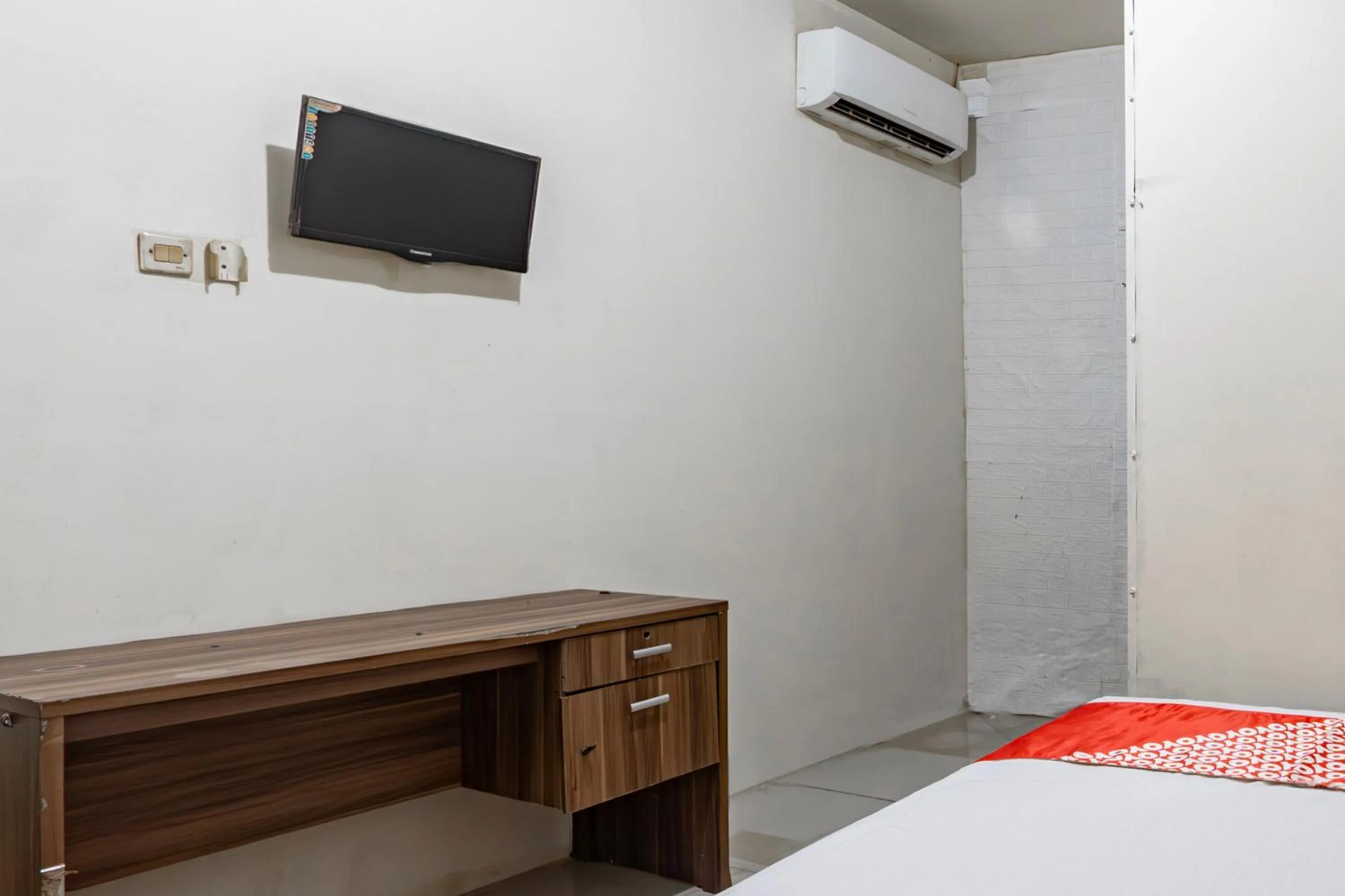 Bedroom in OYO 93863 Dv Homestay Syariah Genteng