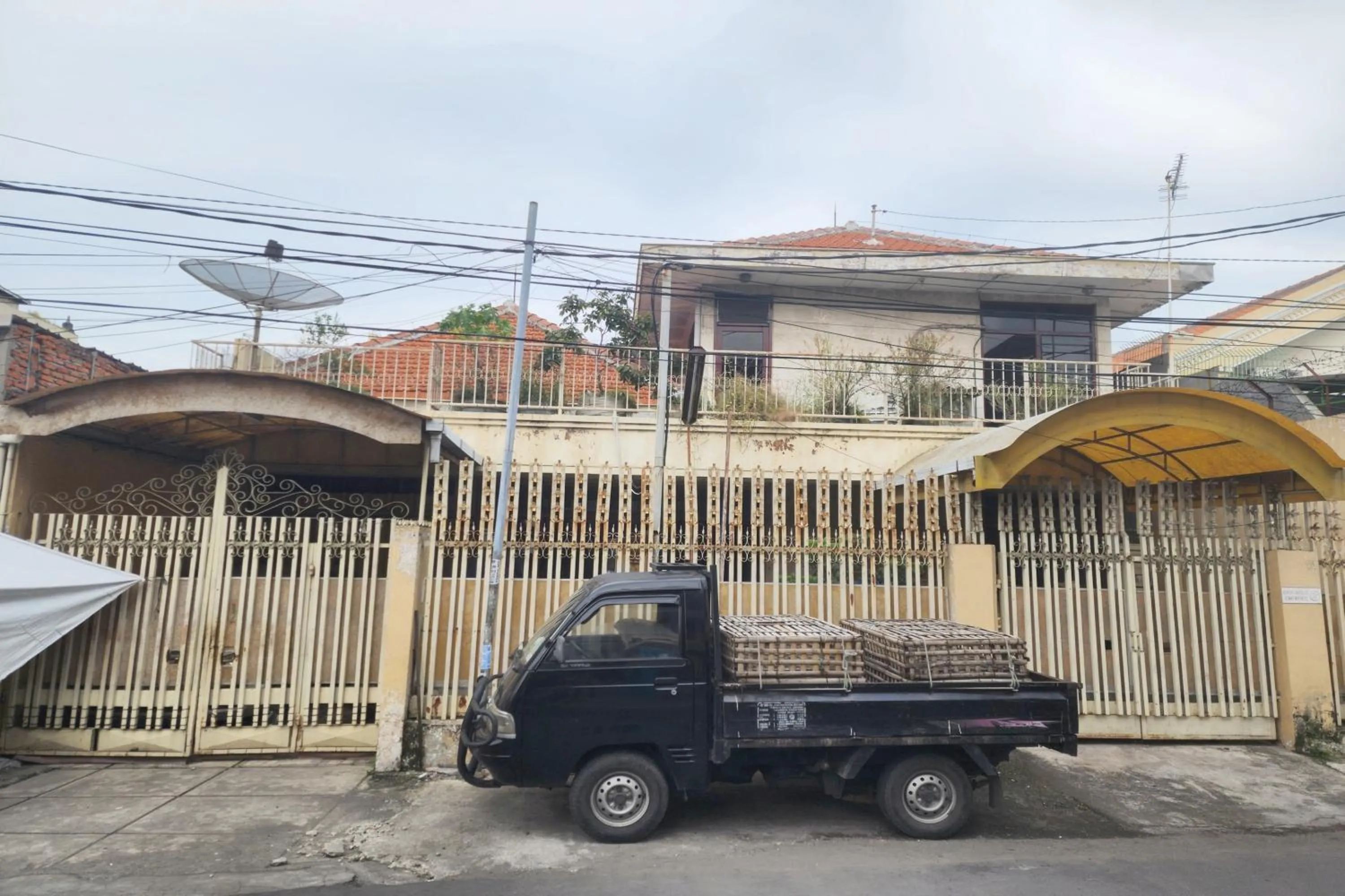 Property building in OYO 93863 Dv Homestay Syariah Genteng