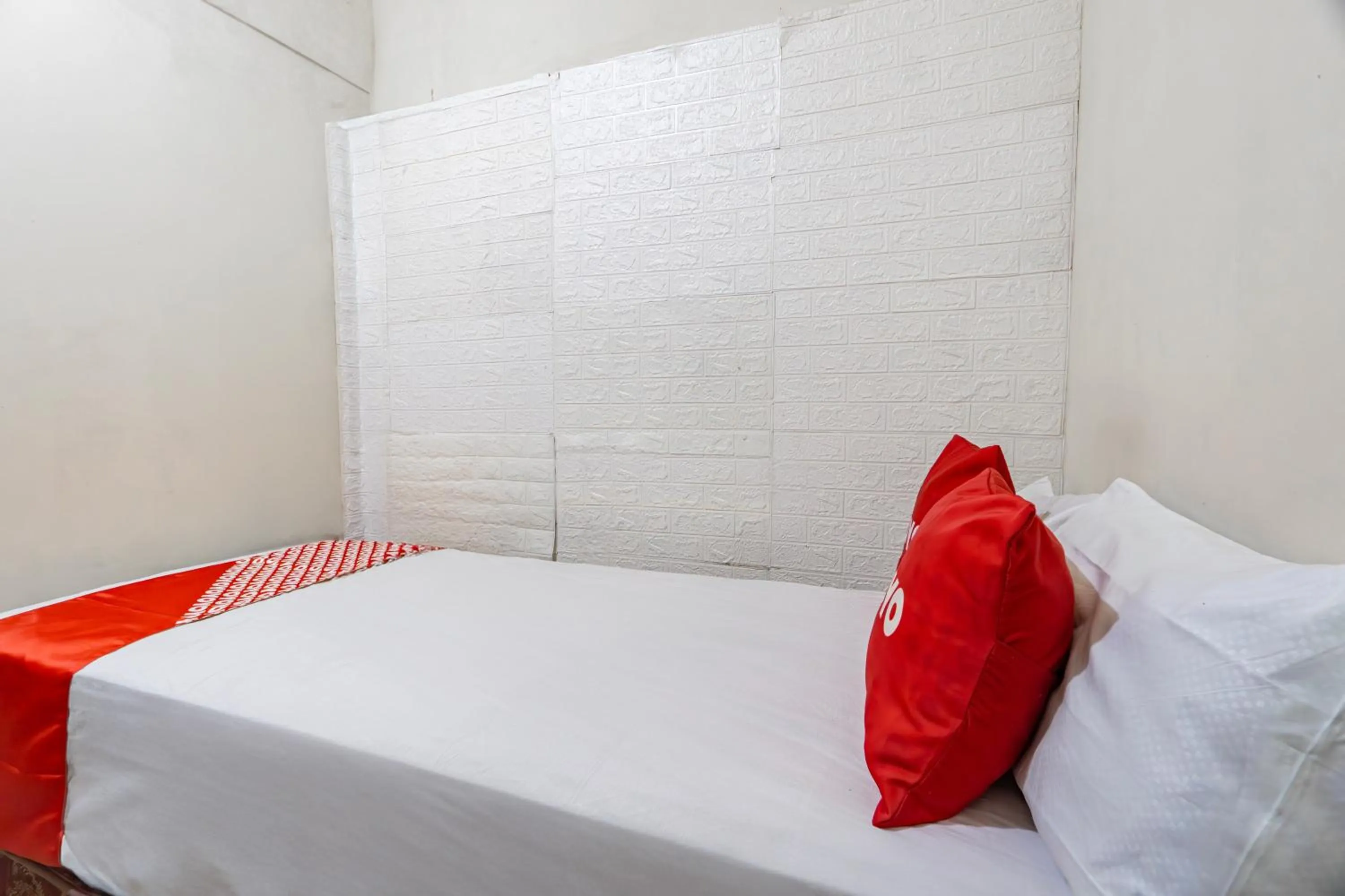 Bedroom in OYO 93863 Dv Homestay Syariah Genteng