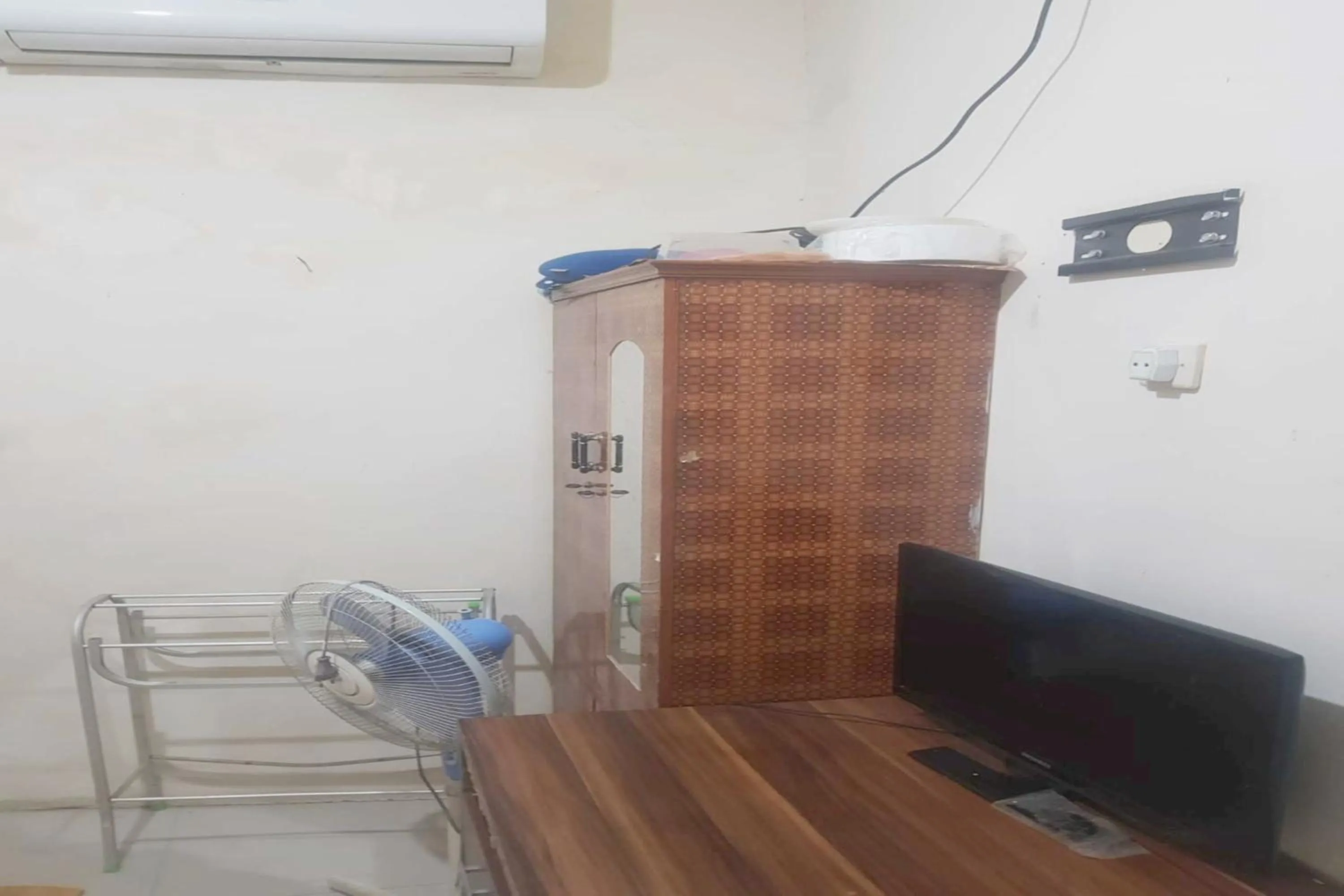 air conditioner in OYO 93863 Dv Homestay Syariah Genteng