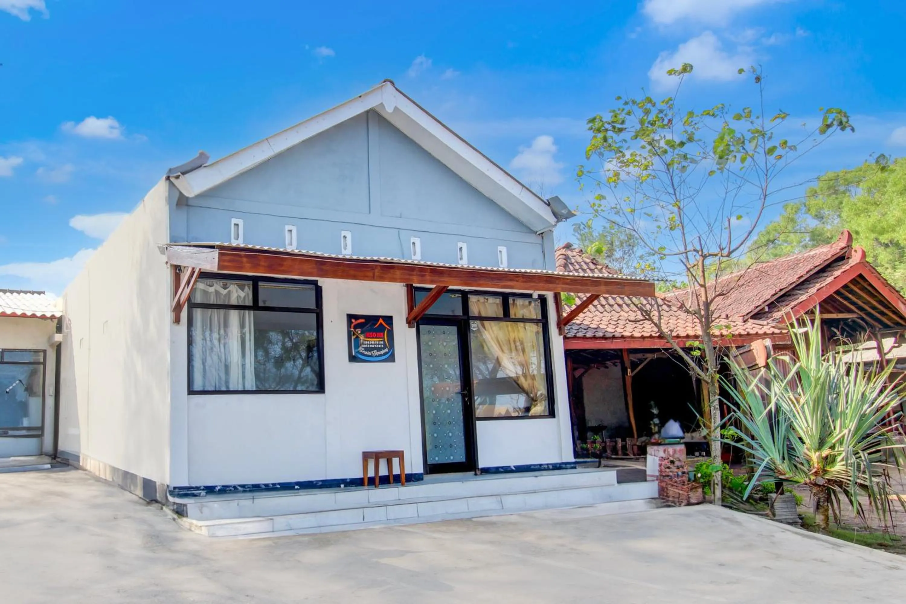 Facade/entrance in Hotel O Minso Inn Sepanjang