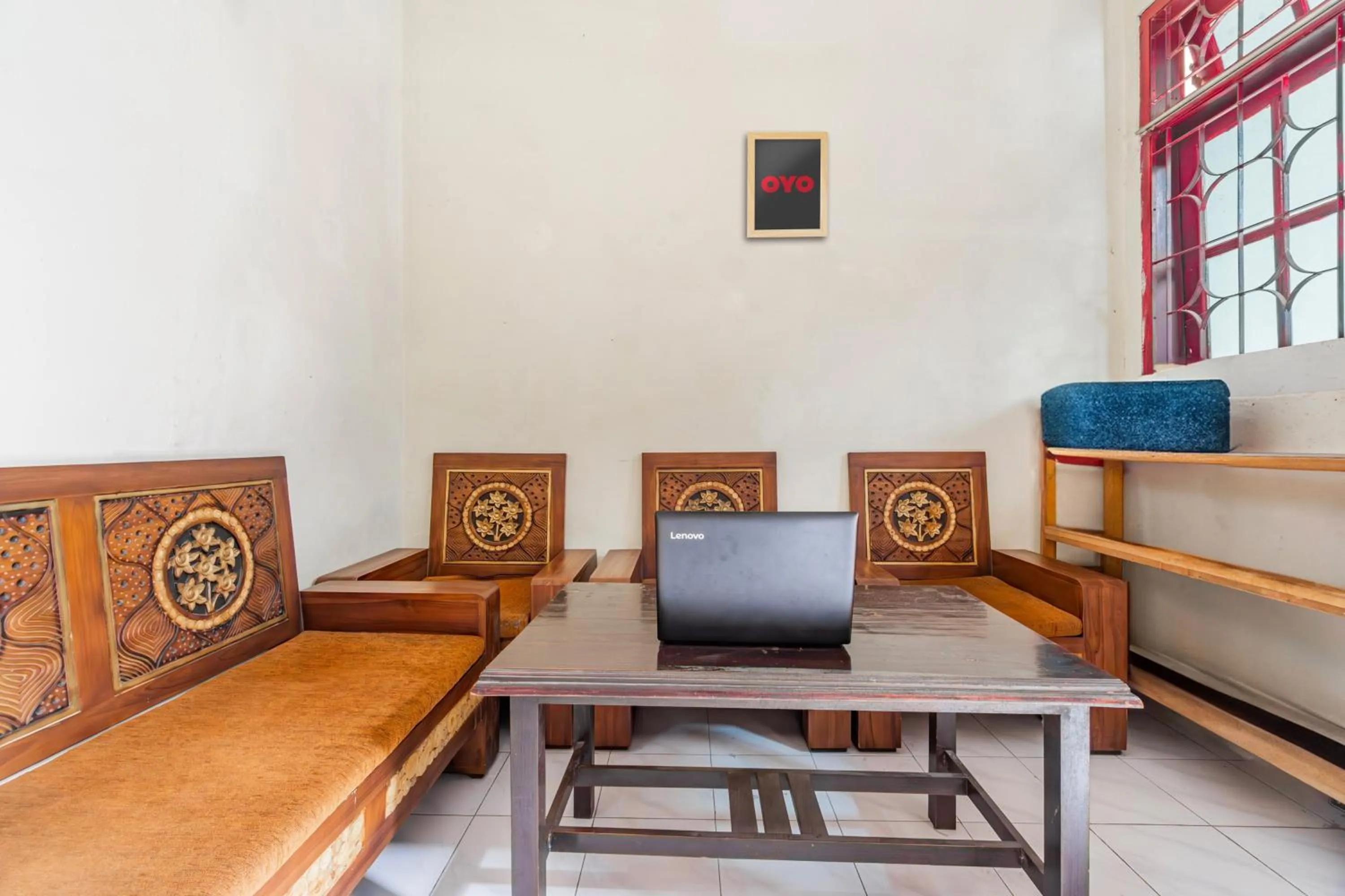 Lobby or reception in Hotel O Regina Homestay Syariah