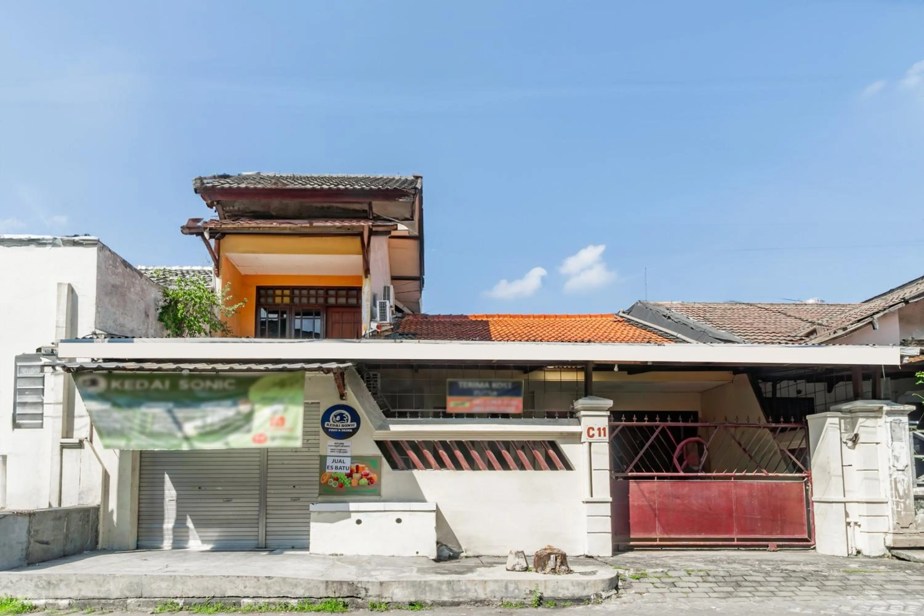 Facade/entrance in Hotel O Regina Homestay Syariah