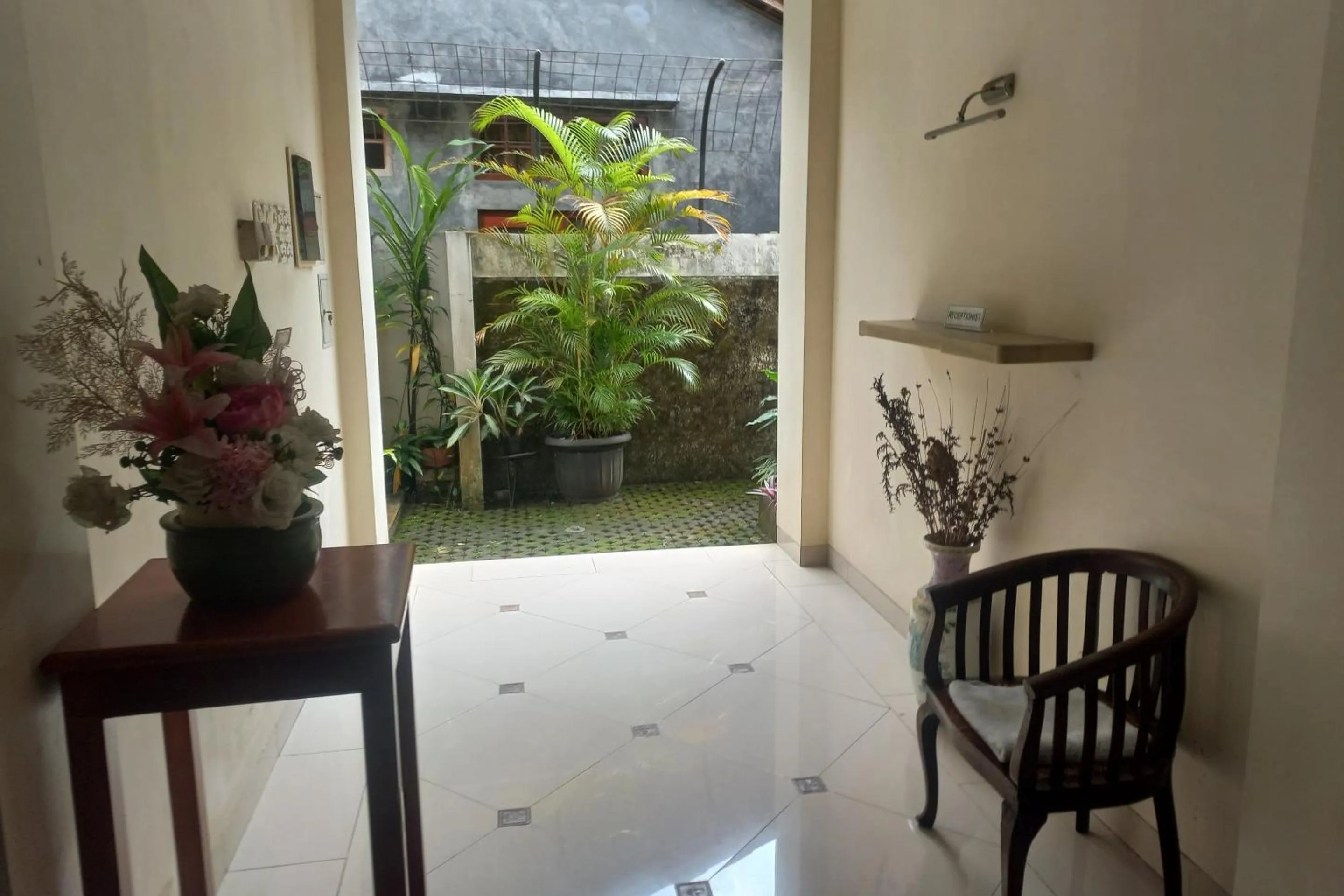 Lobby or reception in Capital O 93872 Natura Guest House Syariah Near alun alun kota purwokerto
