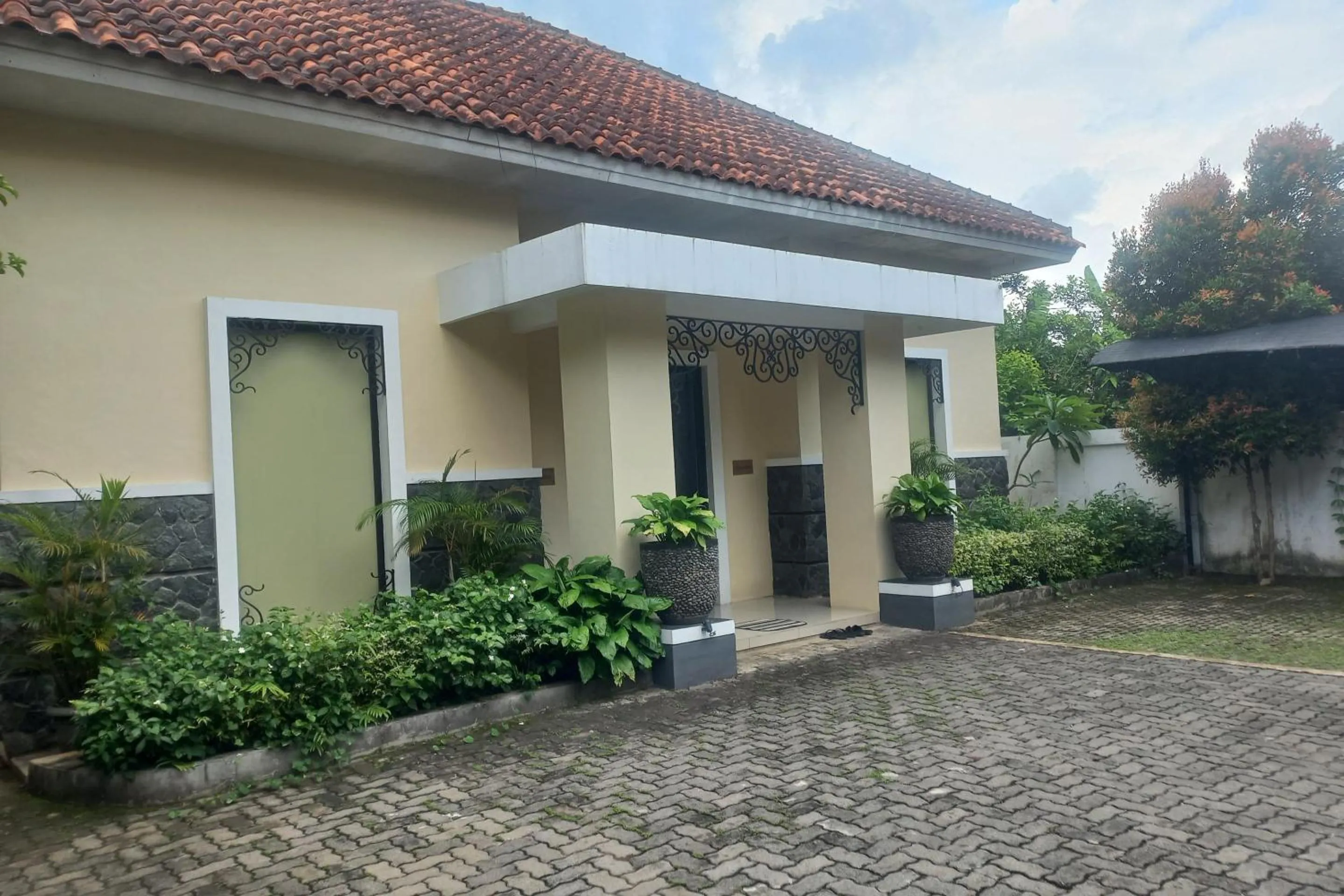 Facade/entrance in Capital O 93872 Natura Guest House Syariah Near alun alun kota purwokerto