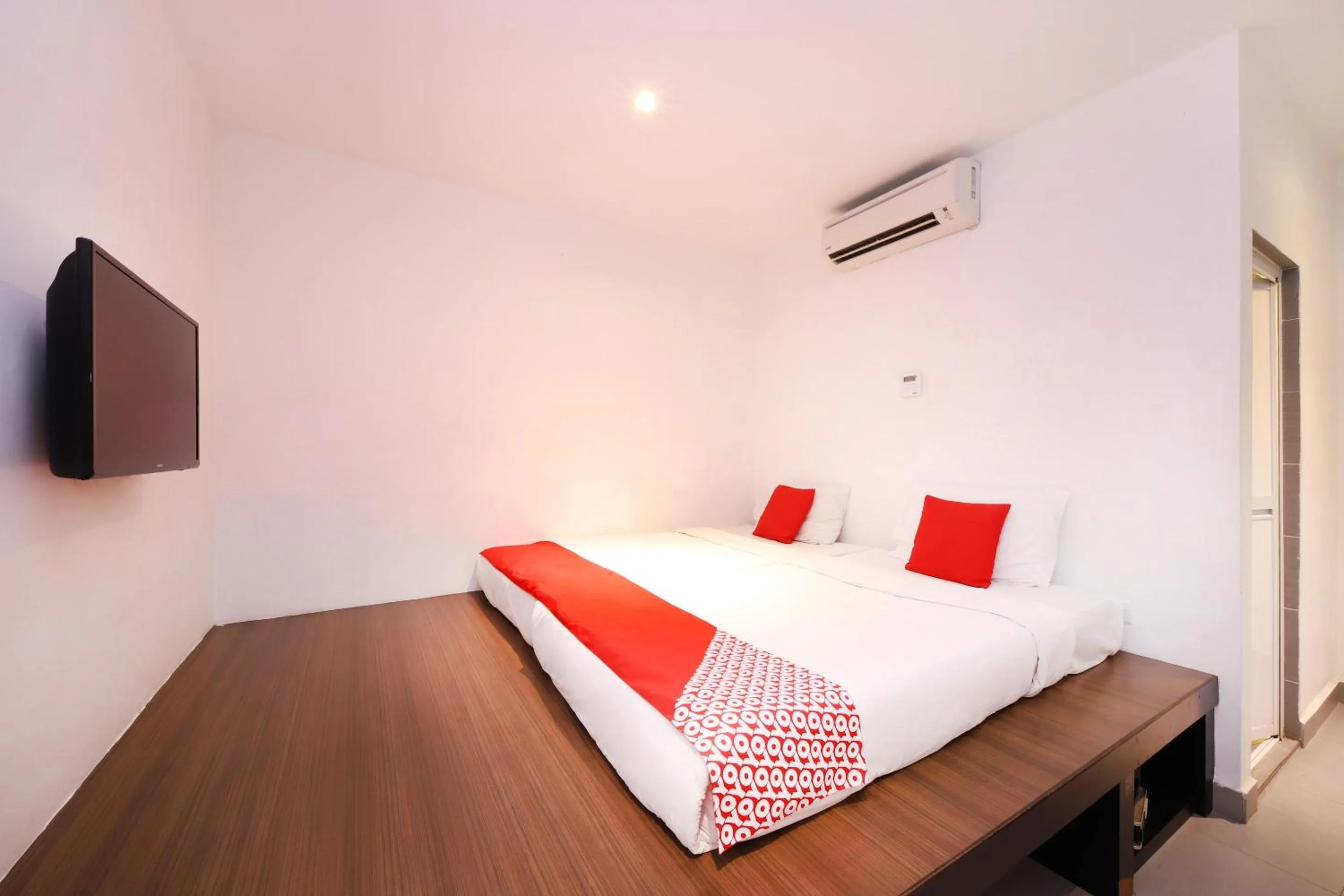 Bedroom, Bed in Super OYO 246 Link Inn