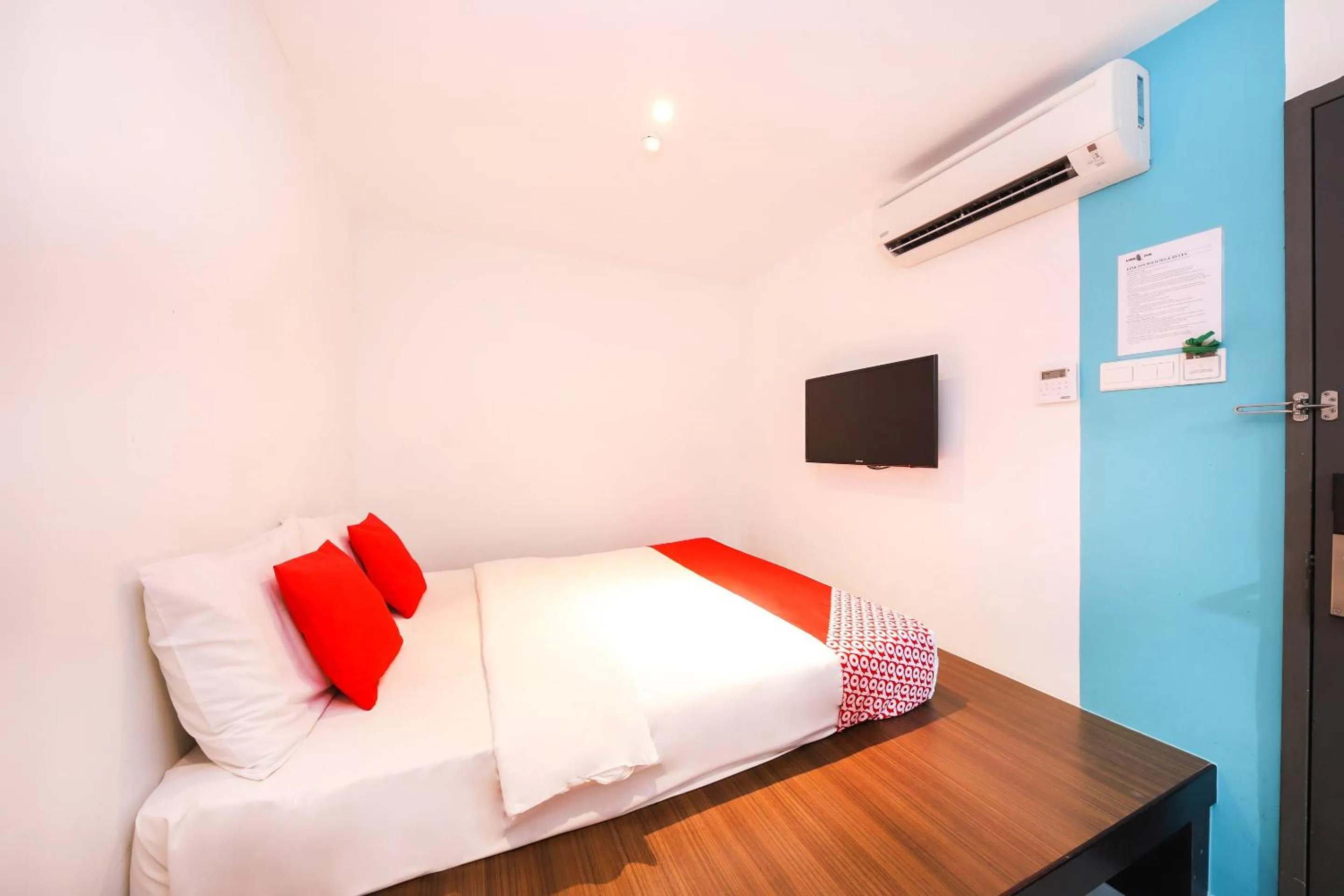 Bedroom, Bed in Super OYO 246 Link Inn