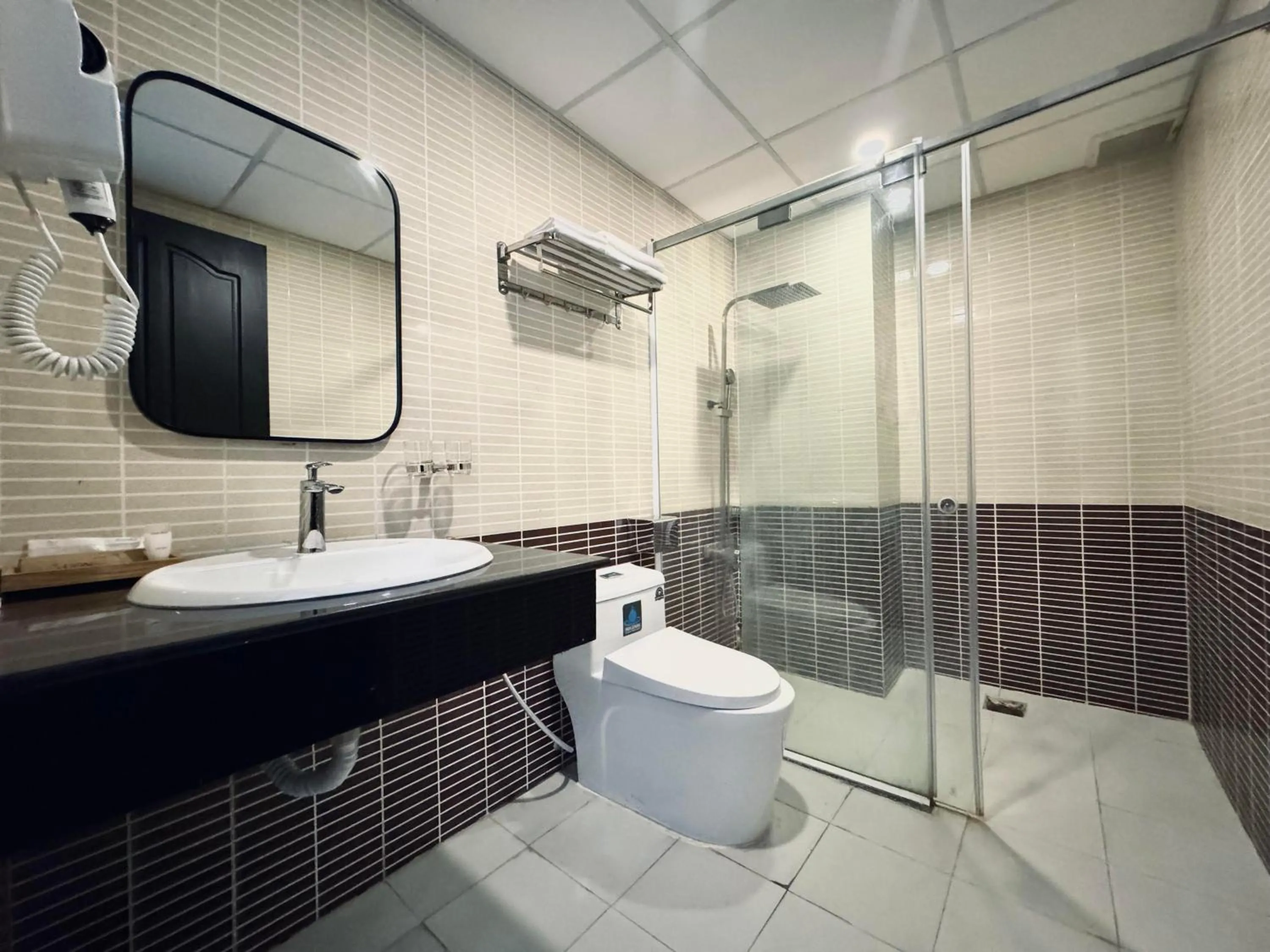 Toilet in LION 8 Hotel