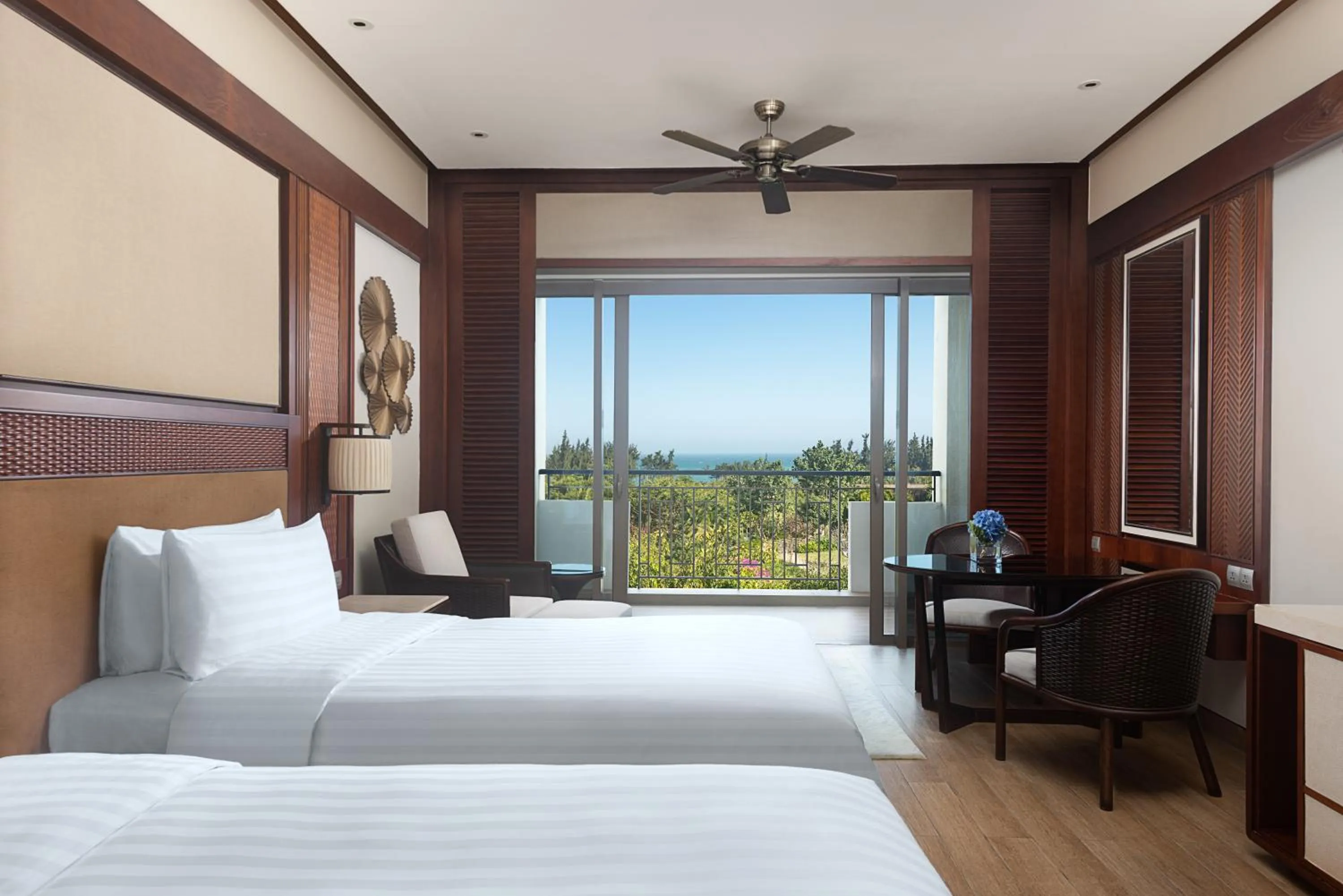 Photo of the whole room, Bed in Shangri-La Sanya
