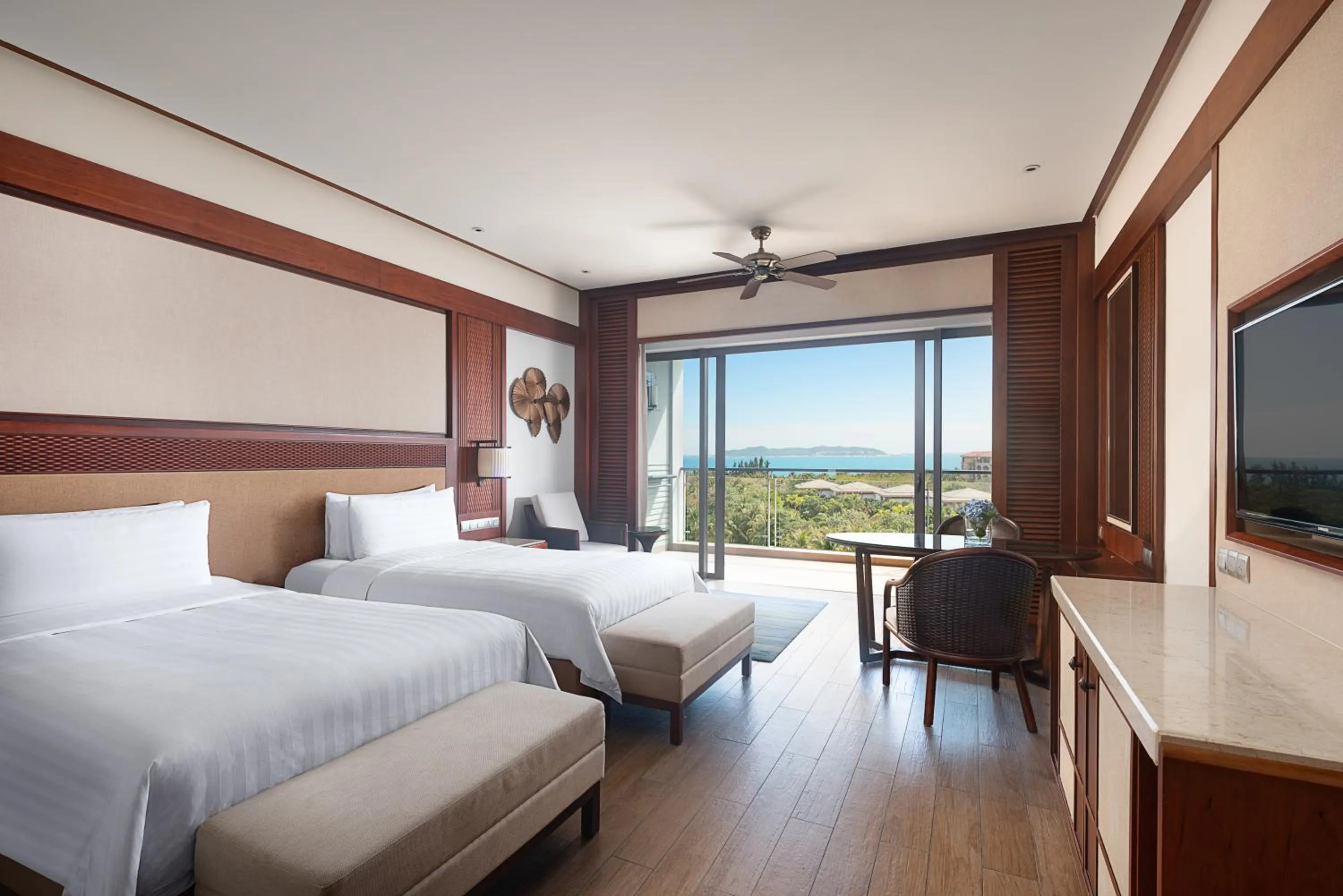 Photo of the whole room, Bed in Shangri-La Sanya