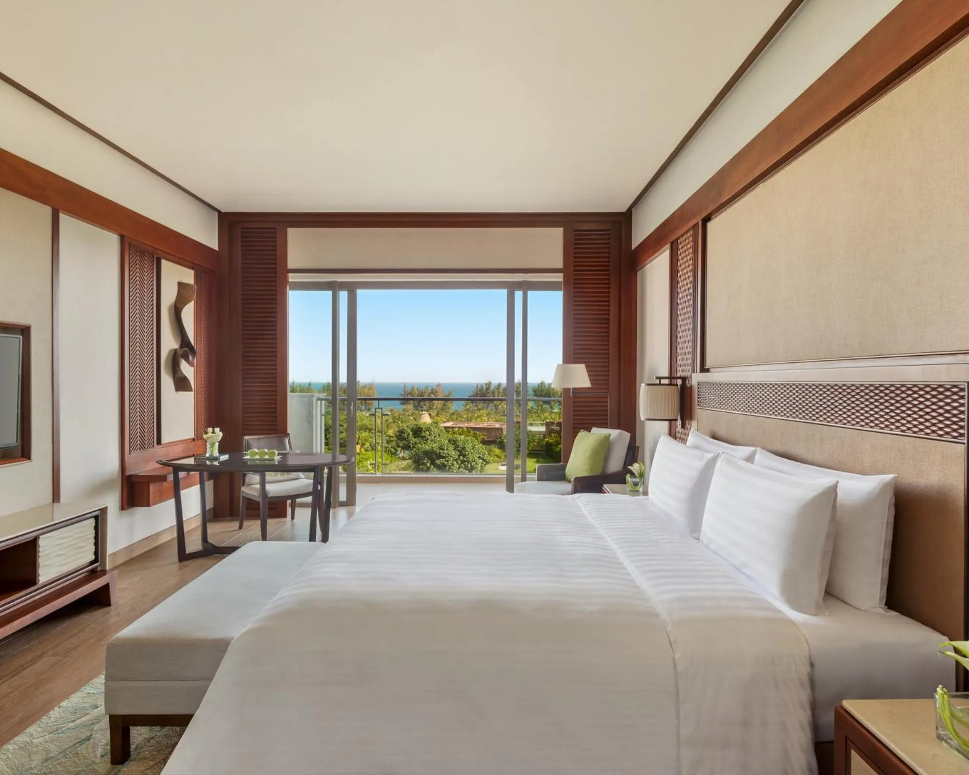 Photo of the whole room, Bed in Shangri-La Sanya