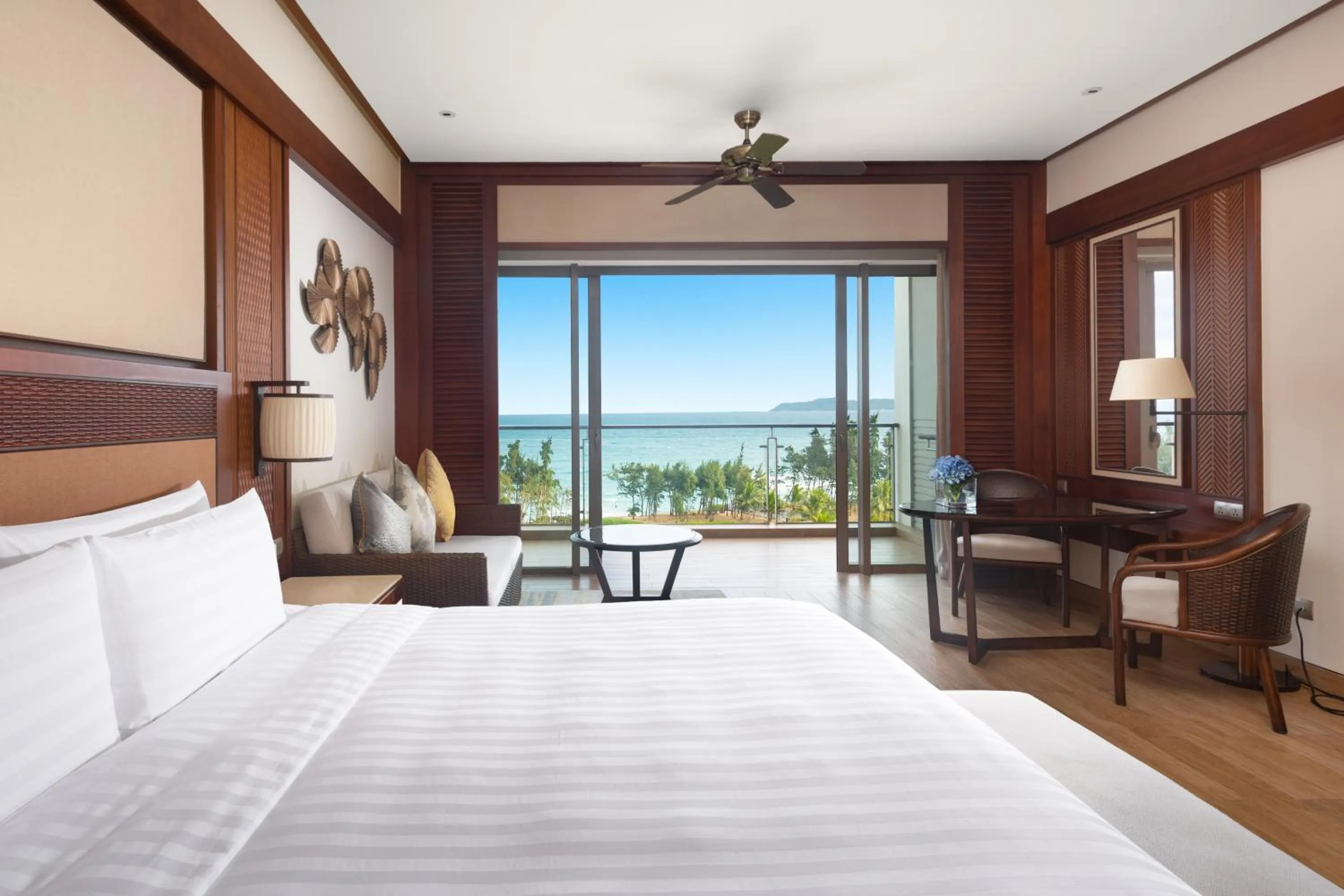 Photo of the whole room, Bed in Shangri-La Sanya
