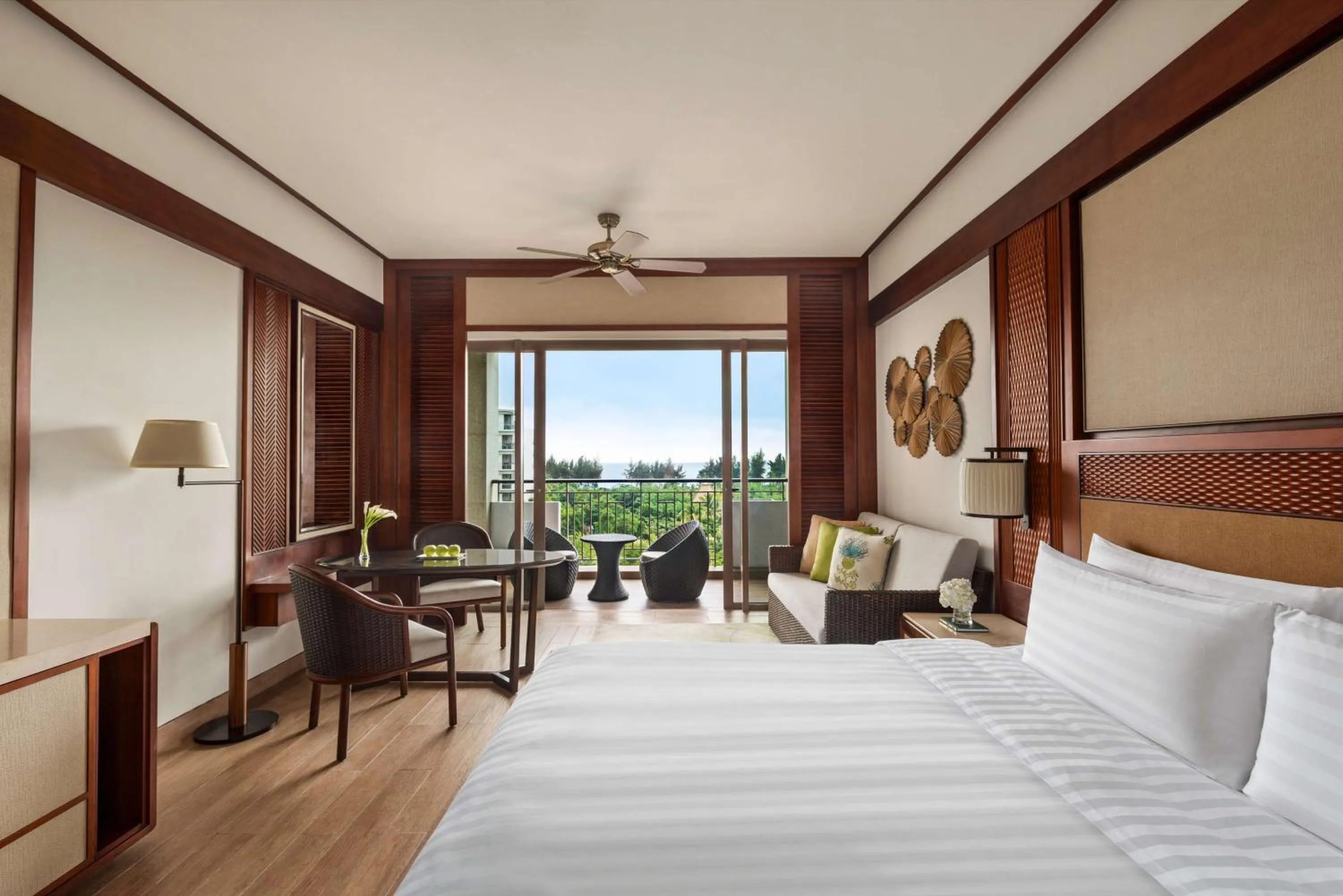 Photo of the whole room, Bed in Shangri-La Sanya