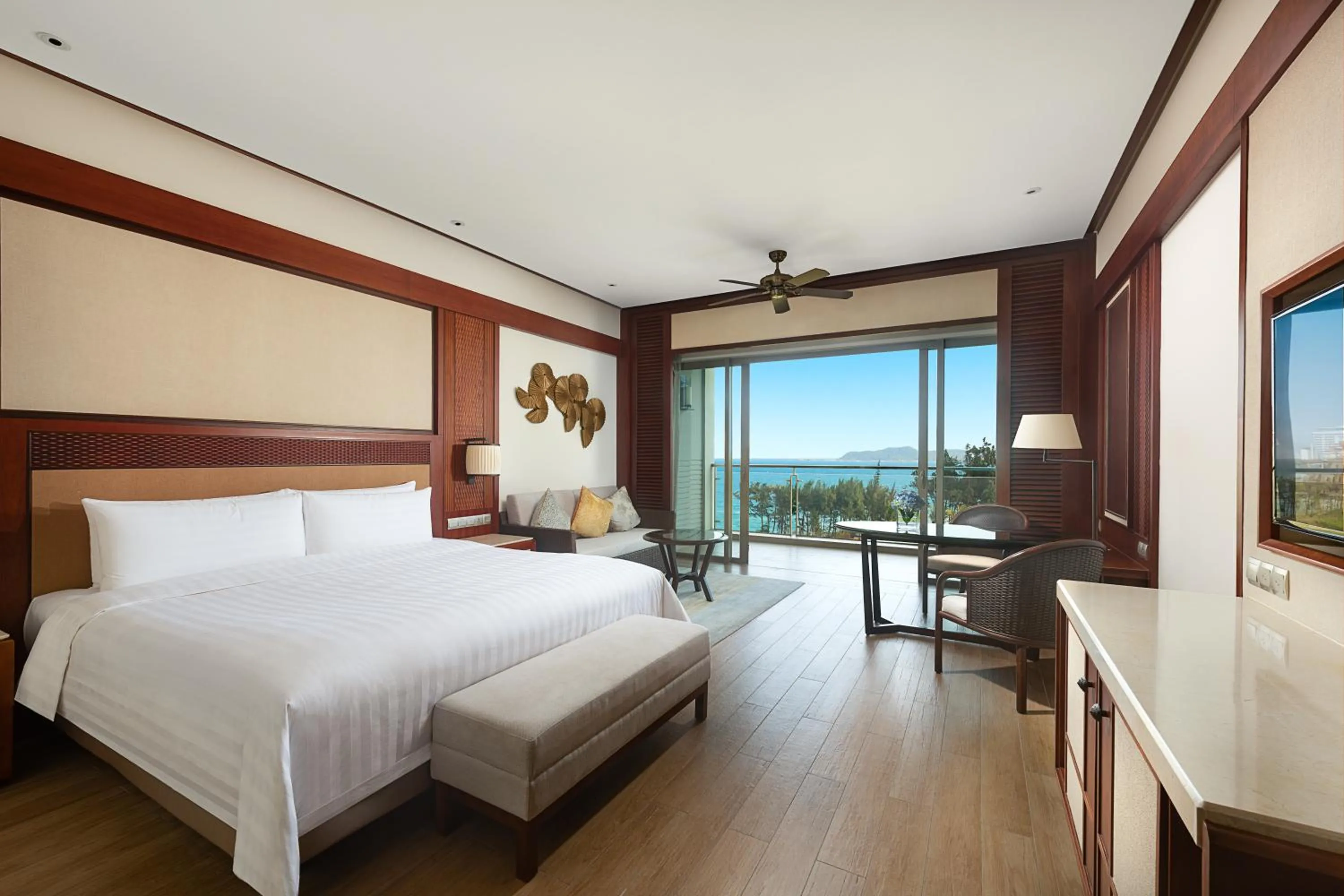 Photo of the whole room, Bed in Shangri-La Sanya