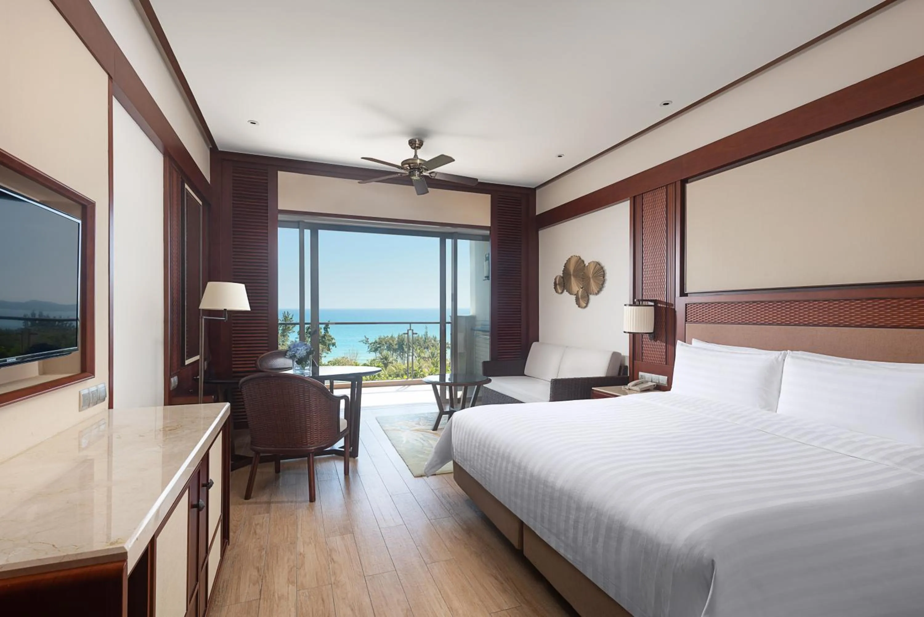 Photo of the whole room, Bed in Shangri-La Sanya