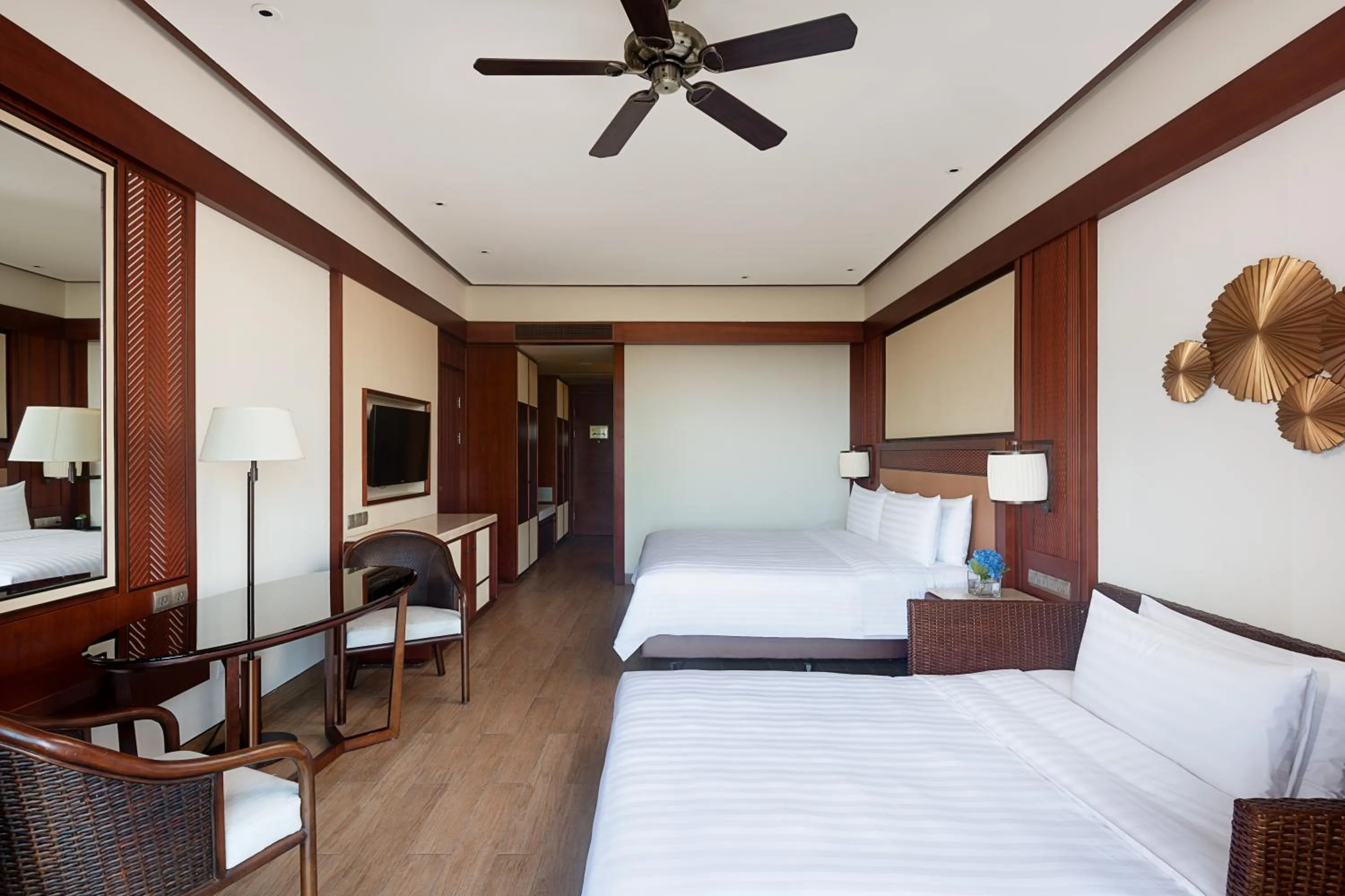 Photo of the whole room, Bed in Shangri-La Sanya