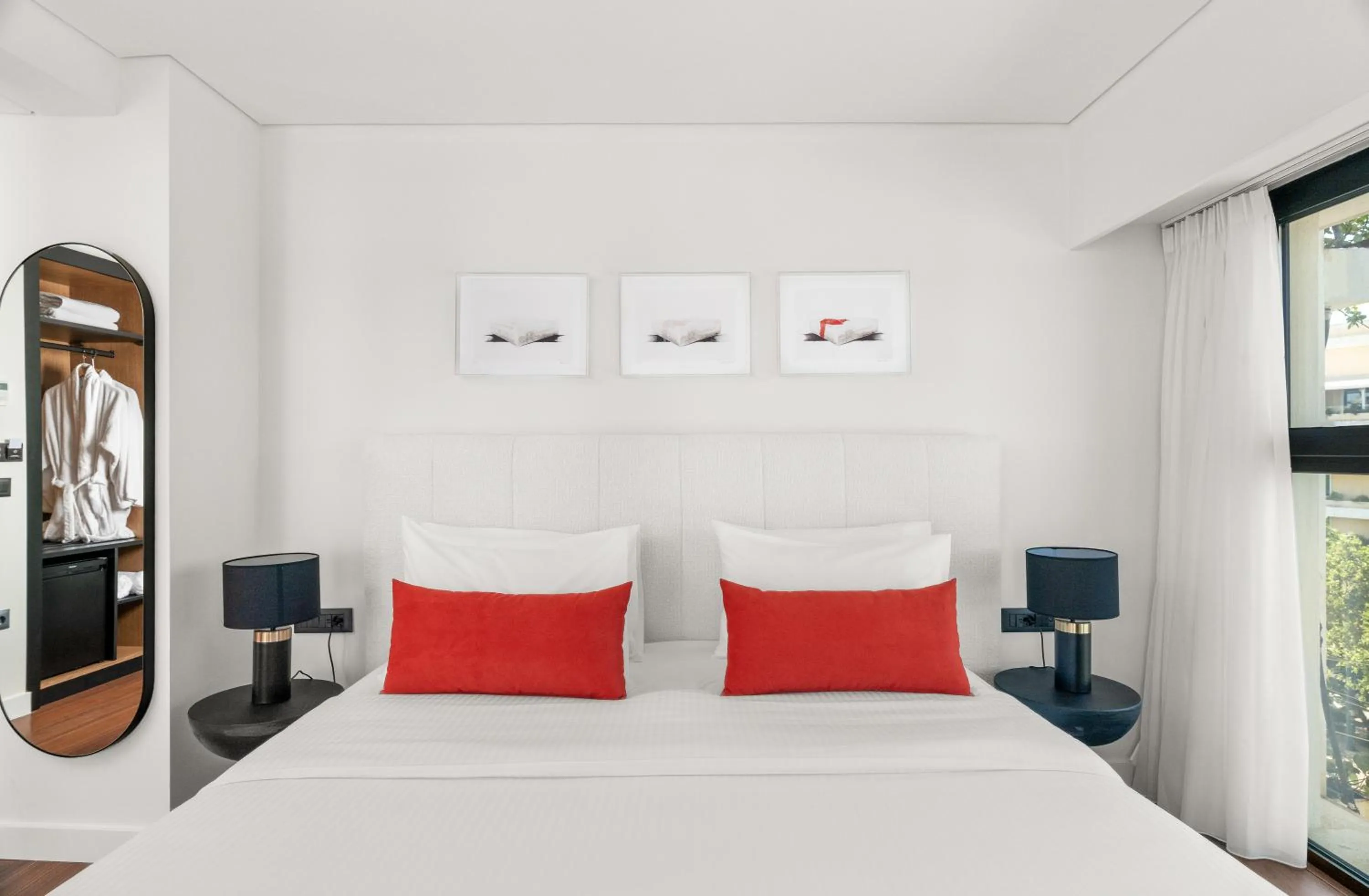 Bed in The Athenaeum Luxury Hotel