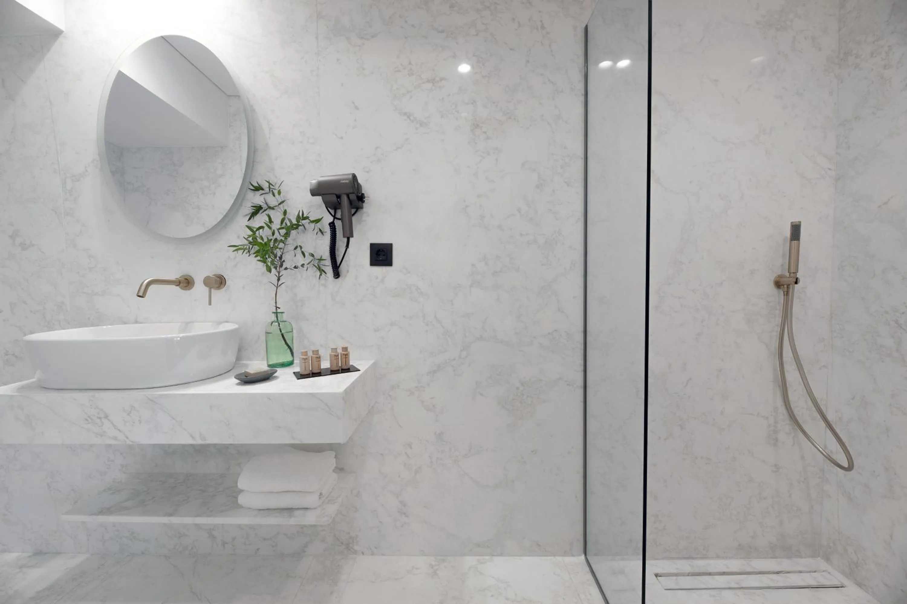 Shower in The Athenaeum Luxury Hotel