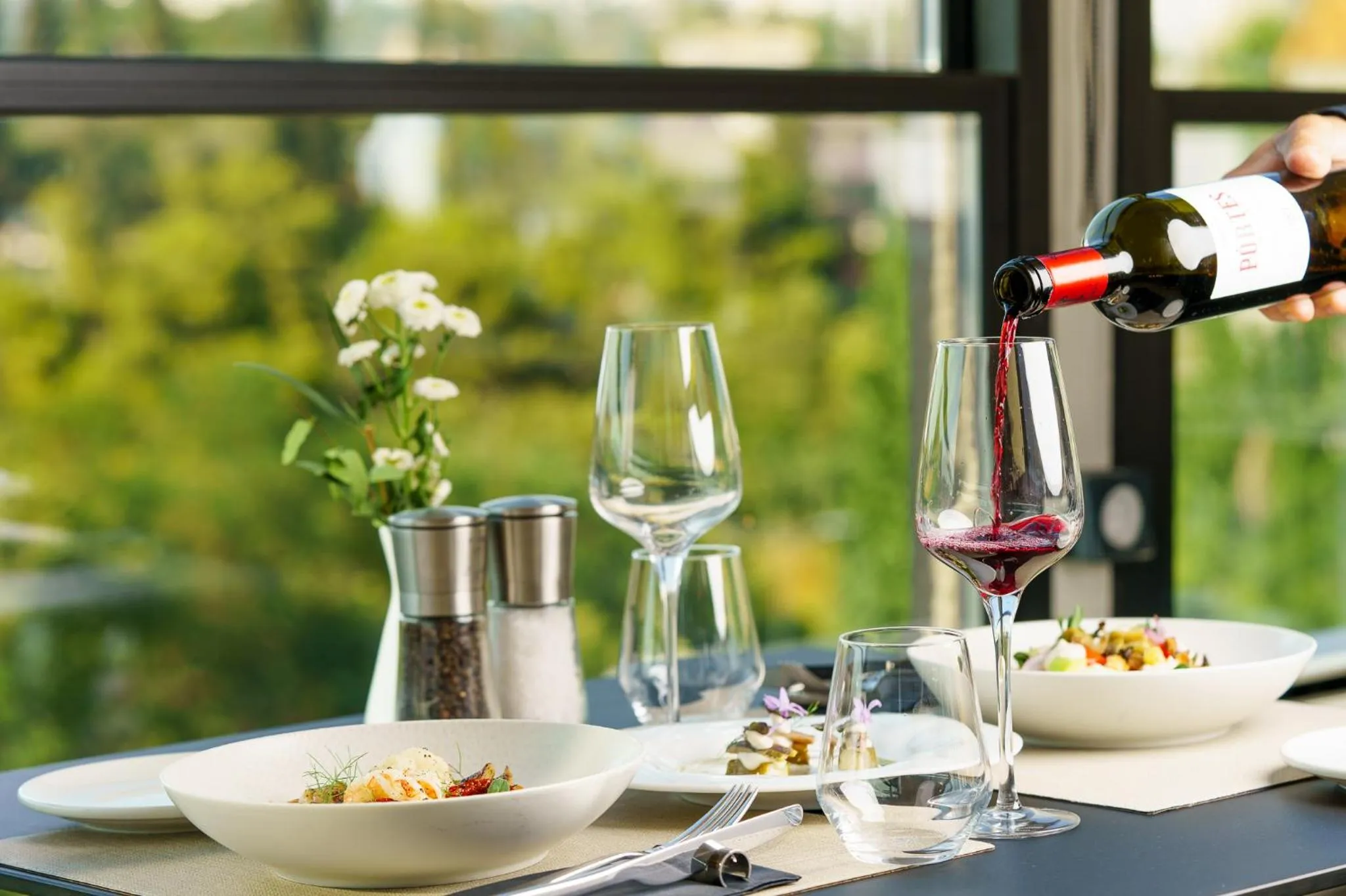 Restaurant/places to eat in The Athenaeum Luxury Hotel