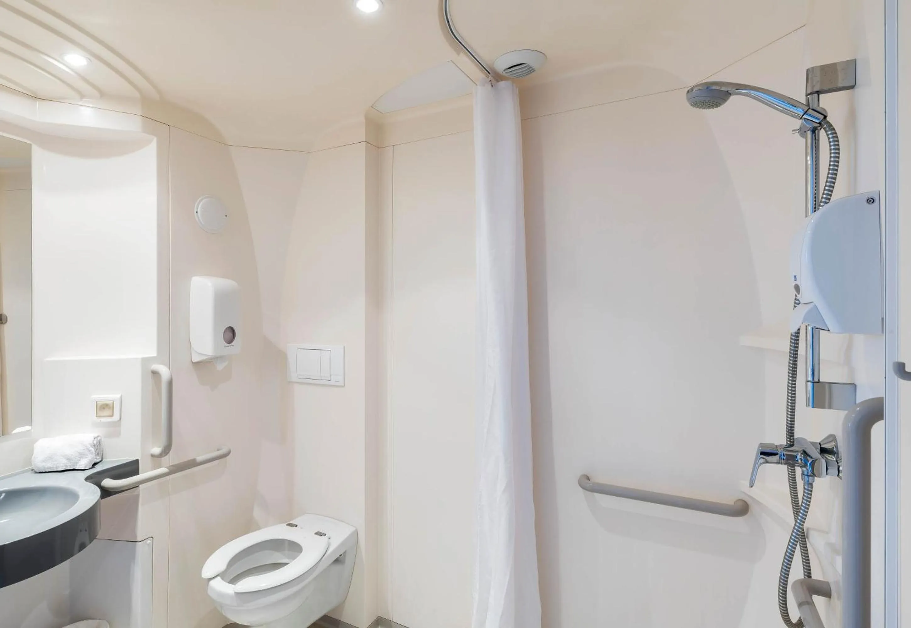 Bathroom in B&B HOTEL Laval Ouest