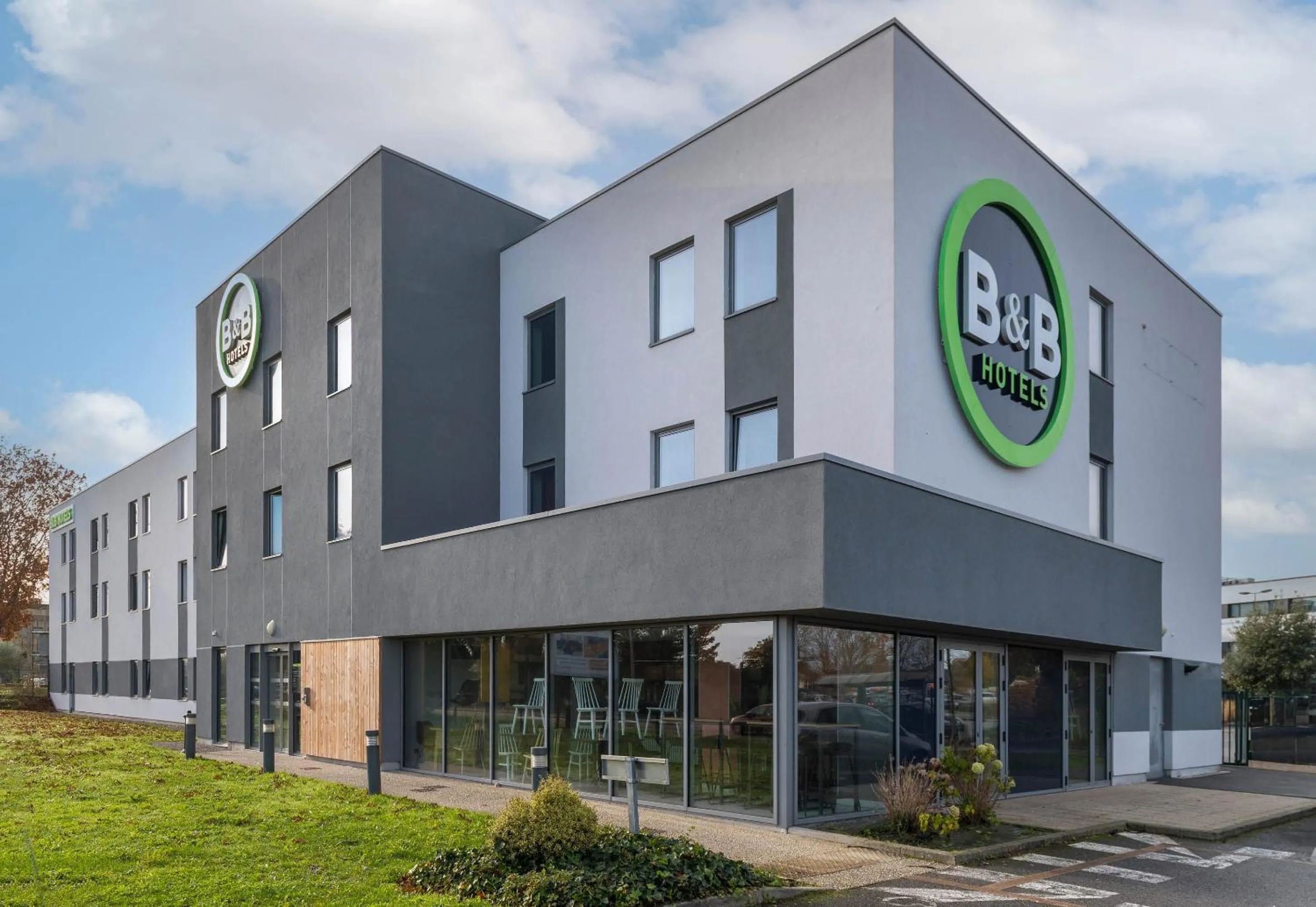 Property building in B&B HOTEL Laval Ouest