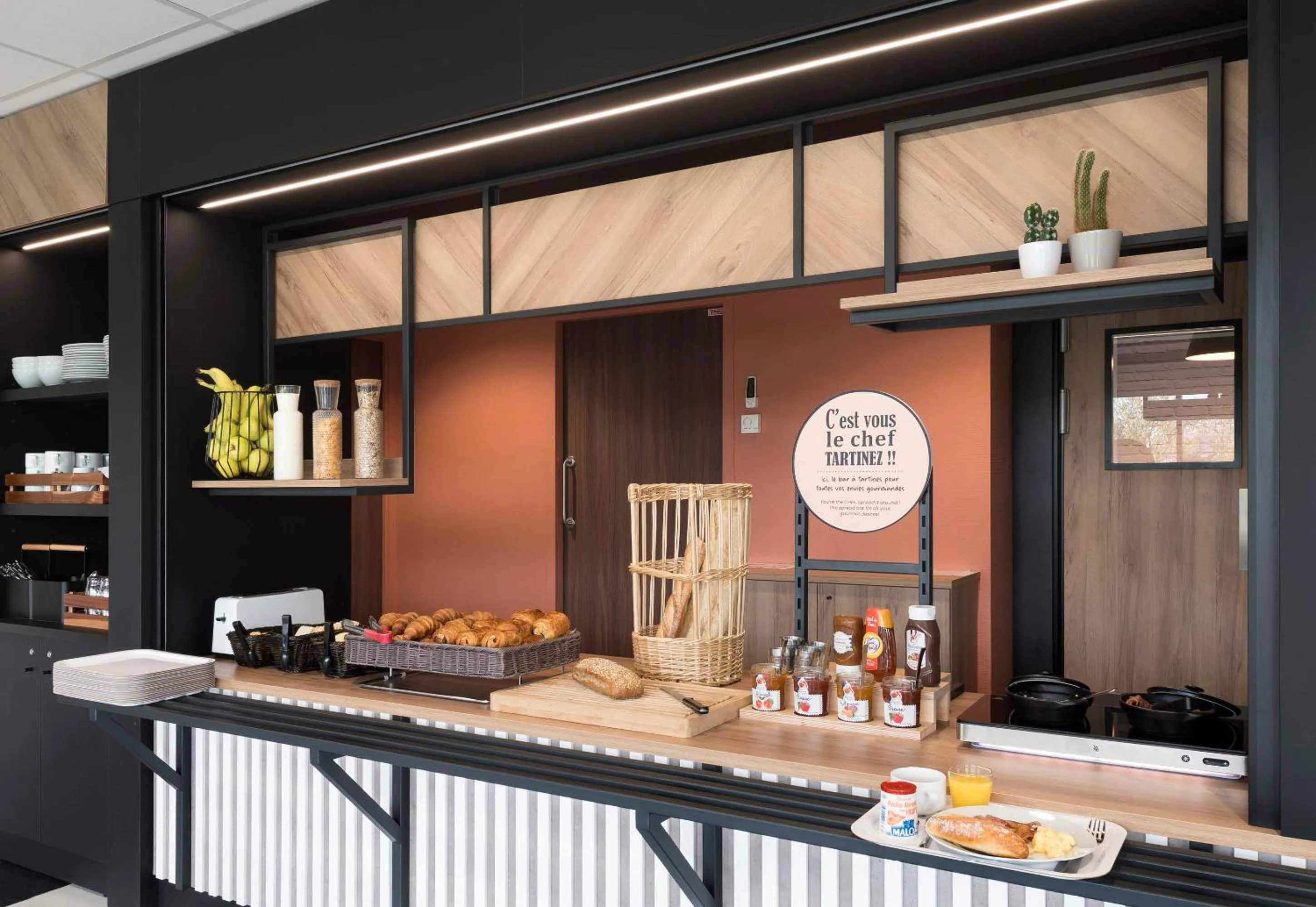 Buffet breakfast in B&B HOTEL Laval Ouest