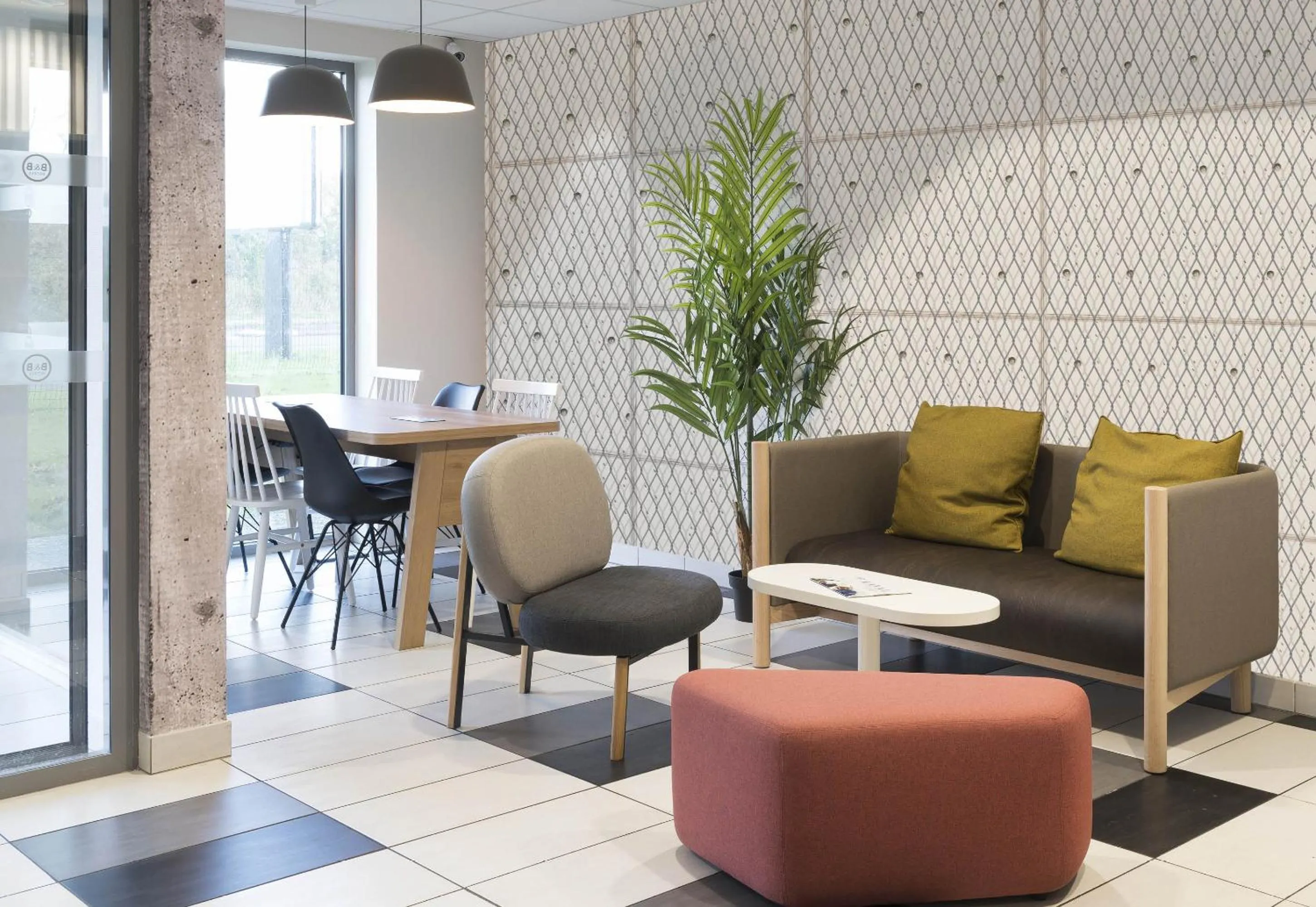 Seating area in B&B HOTEL Laval Ouest