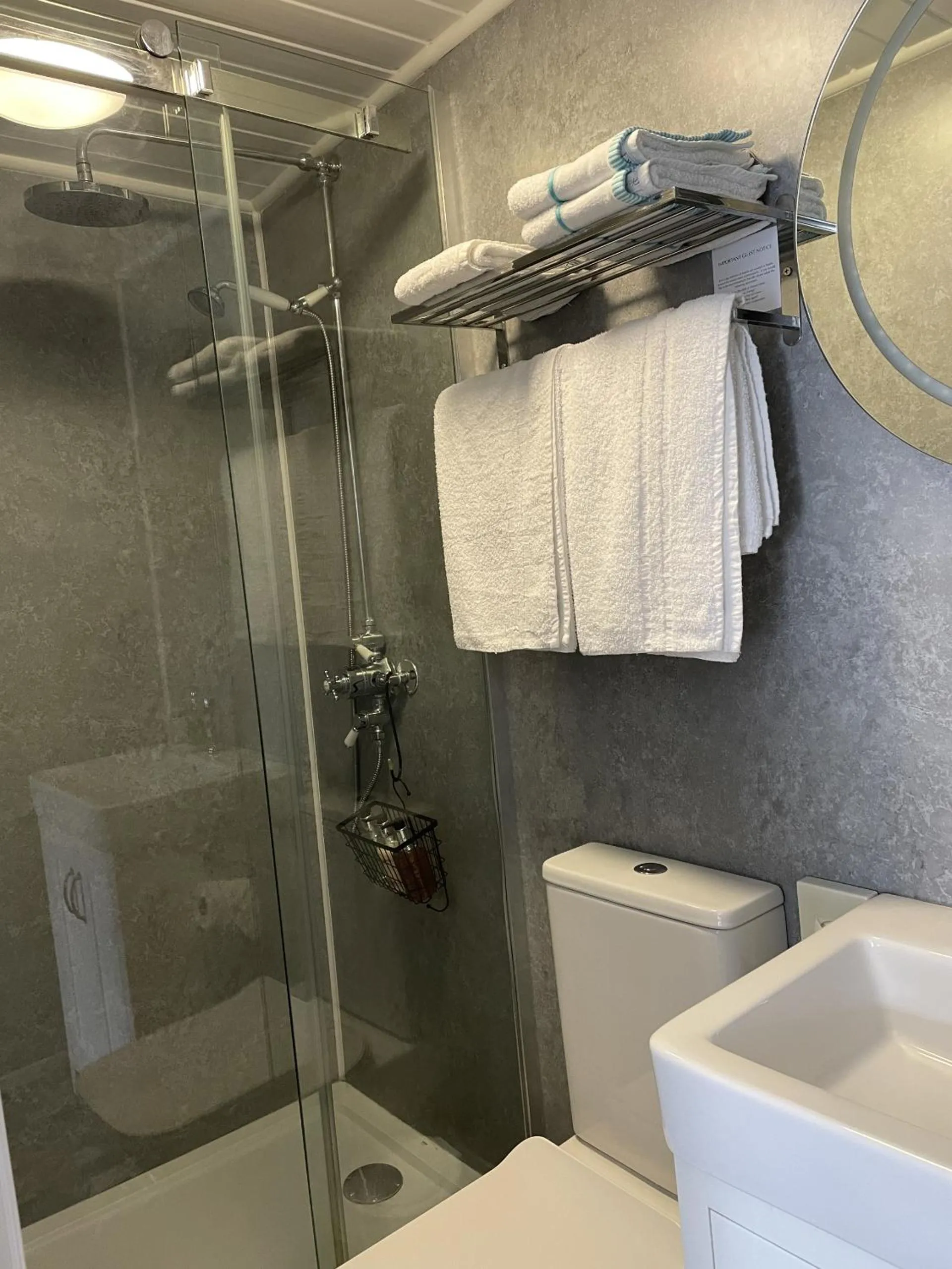 Bathroom in Little Mainstone Guest House