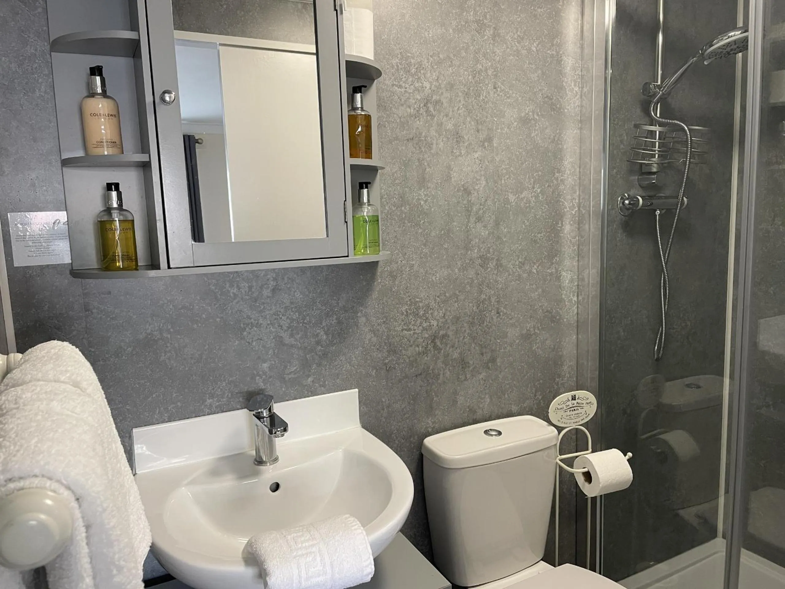 Bathroom in Little Mainstone Guest House