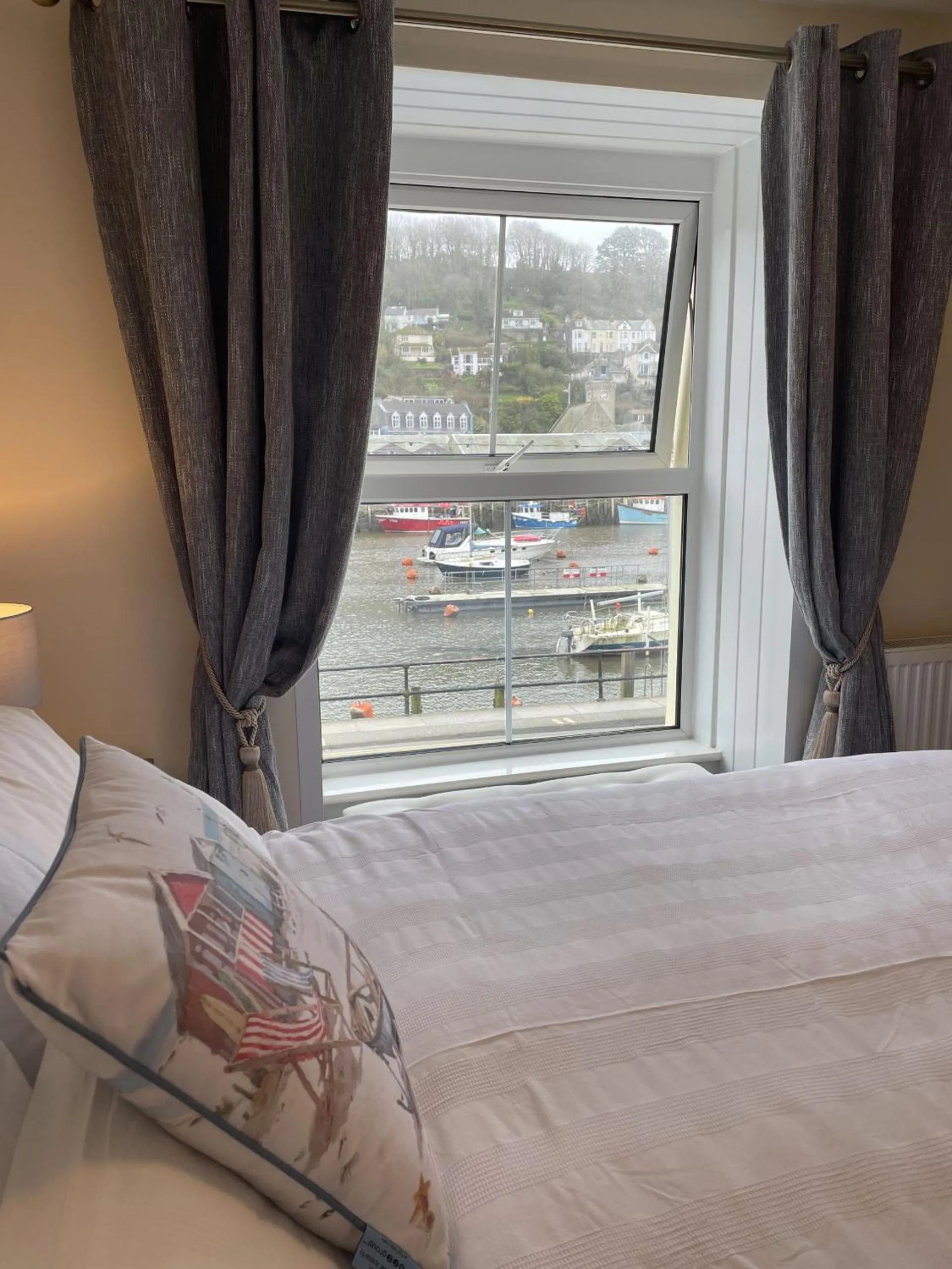 Bedroom, Bed in Little Mainstone Guest House