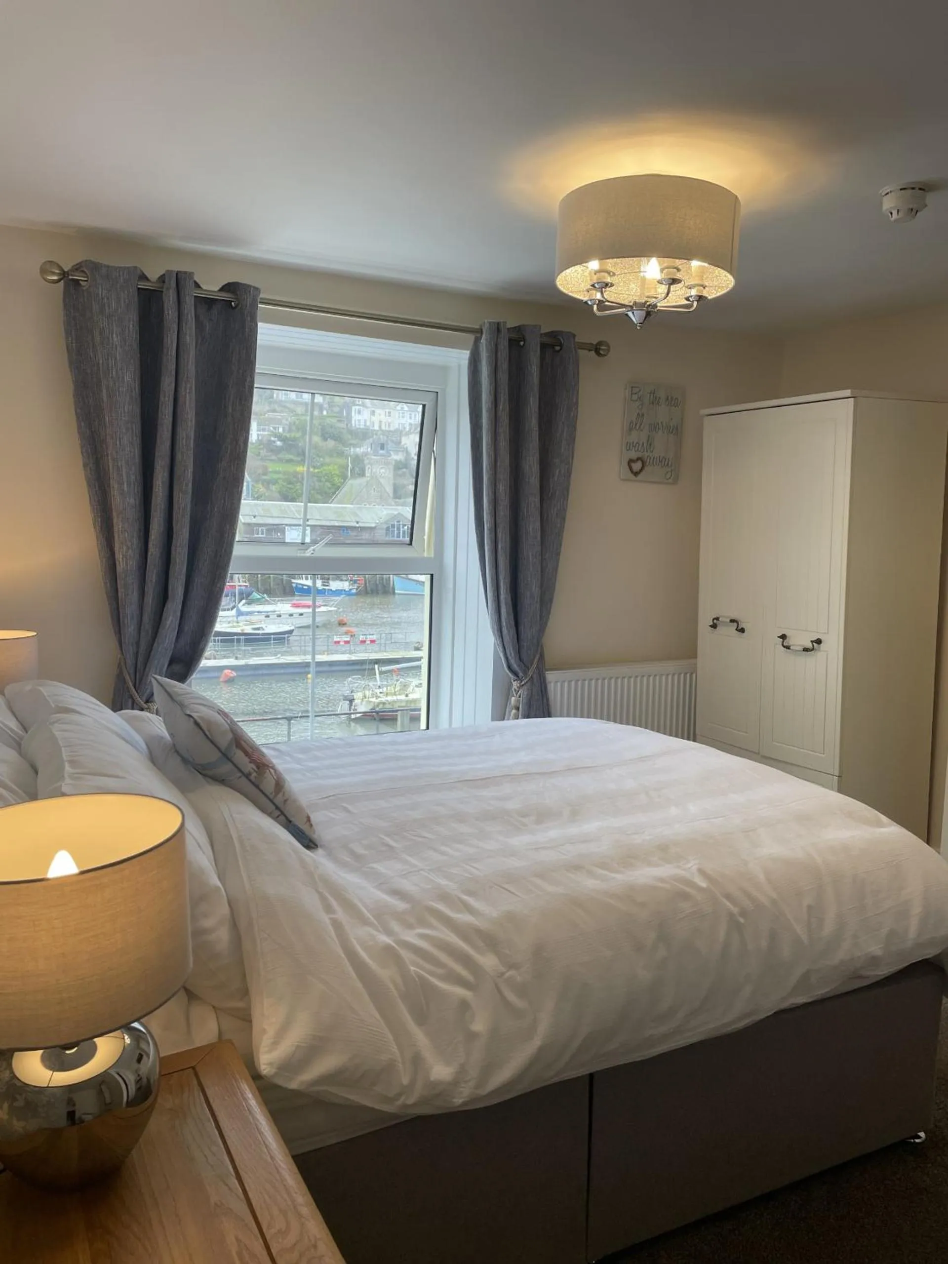 Bedroom, Bed in Little Mainstone Guest House