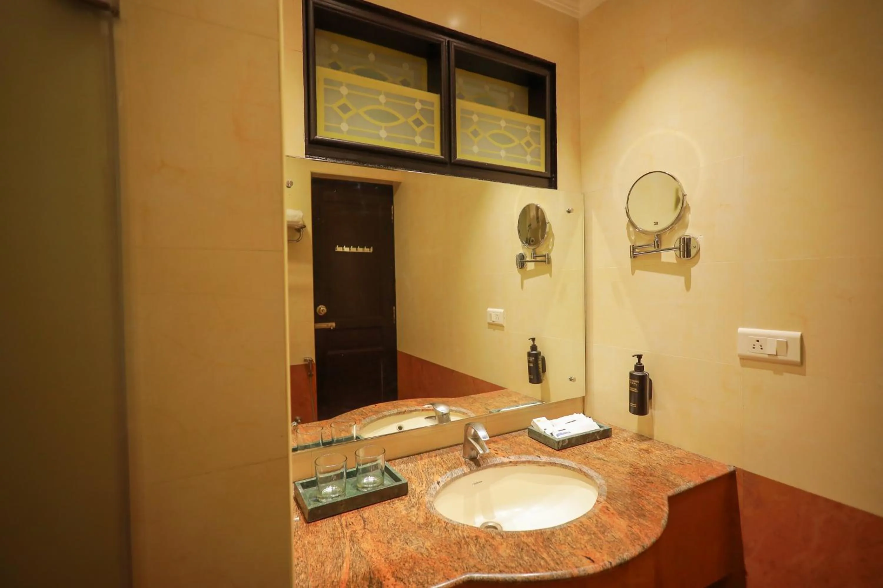 Bathroom in THE SEASHORE HOTEL