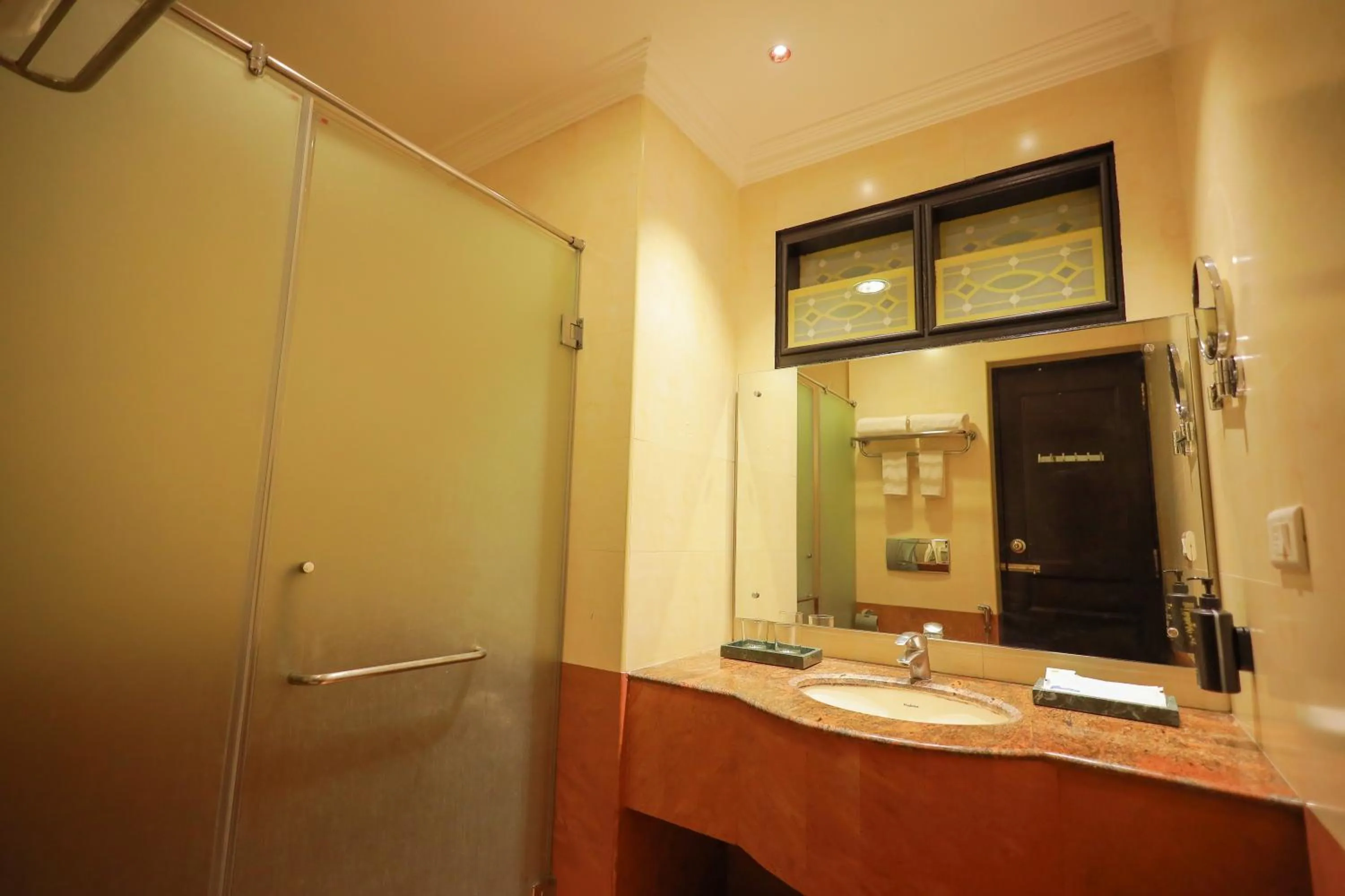 Bathroom in THE SEASHORE HOTEL