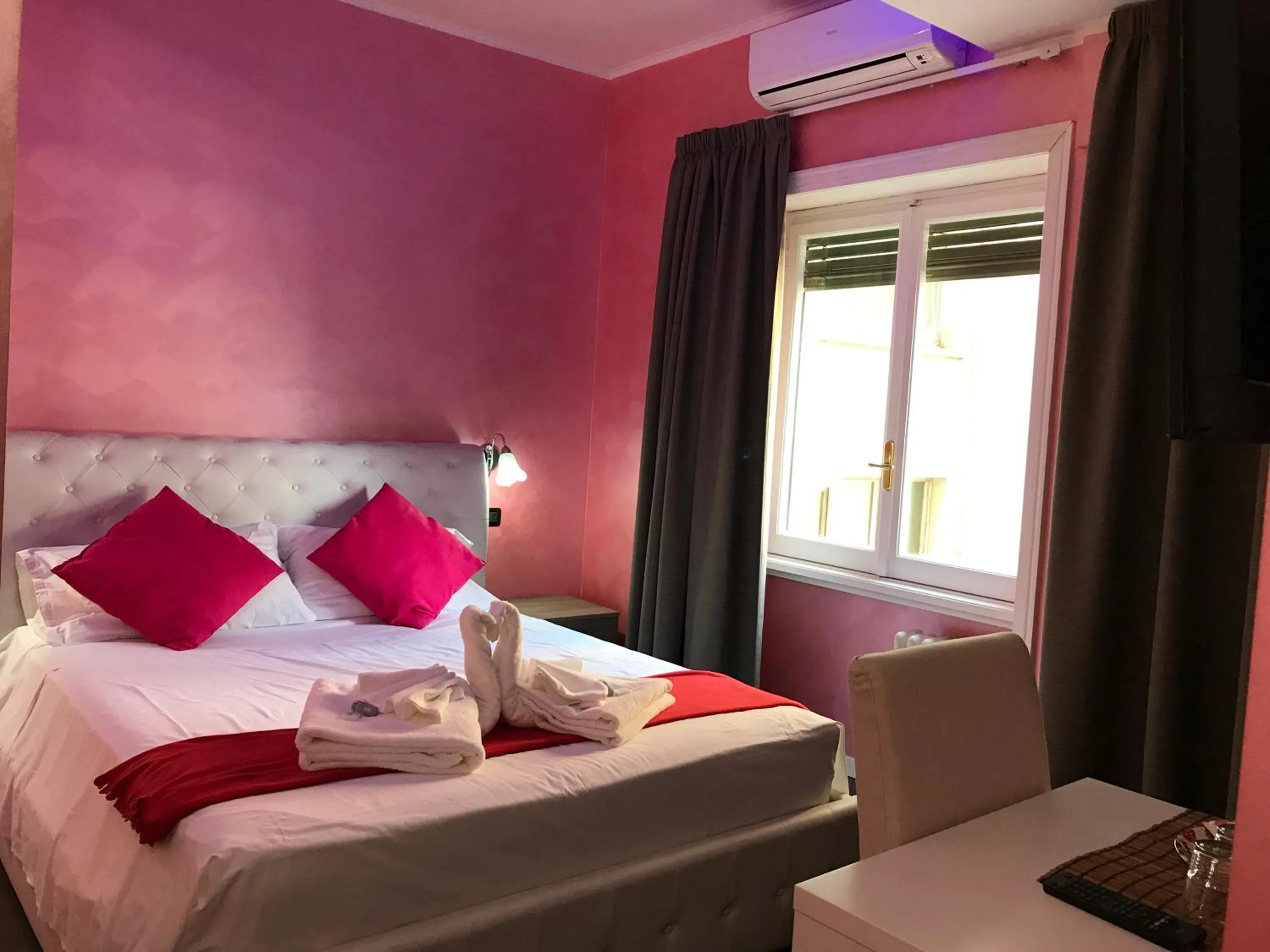 Decorative detail, Bed in B&B Roma