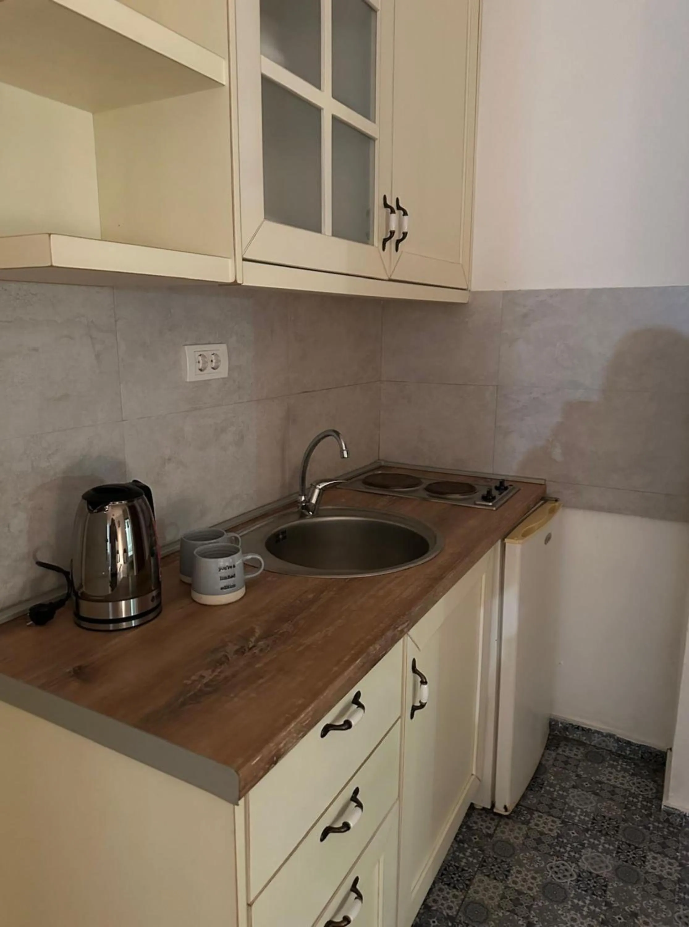 Coffee/tea facilities in Themis Apartment