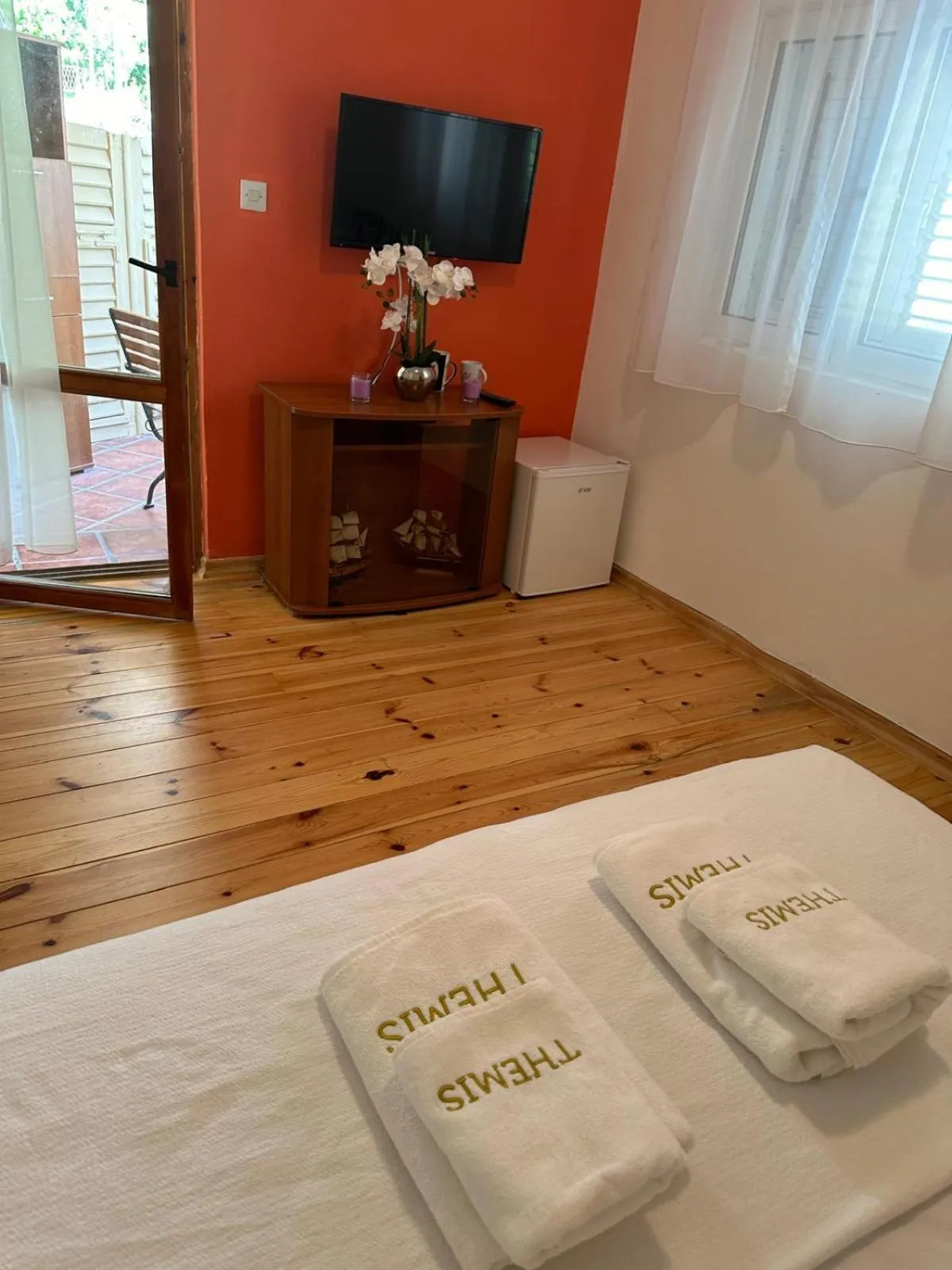 Photo of the whole room in Themis Apartment