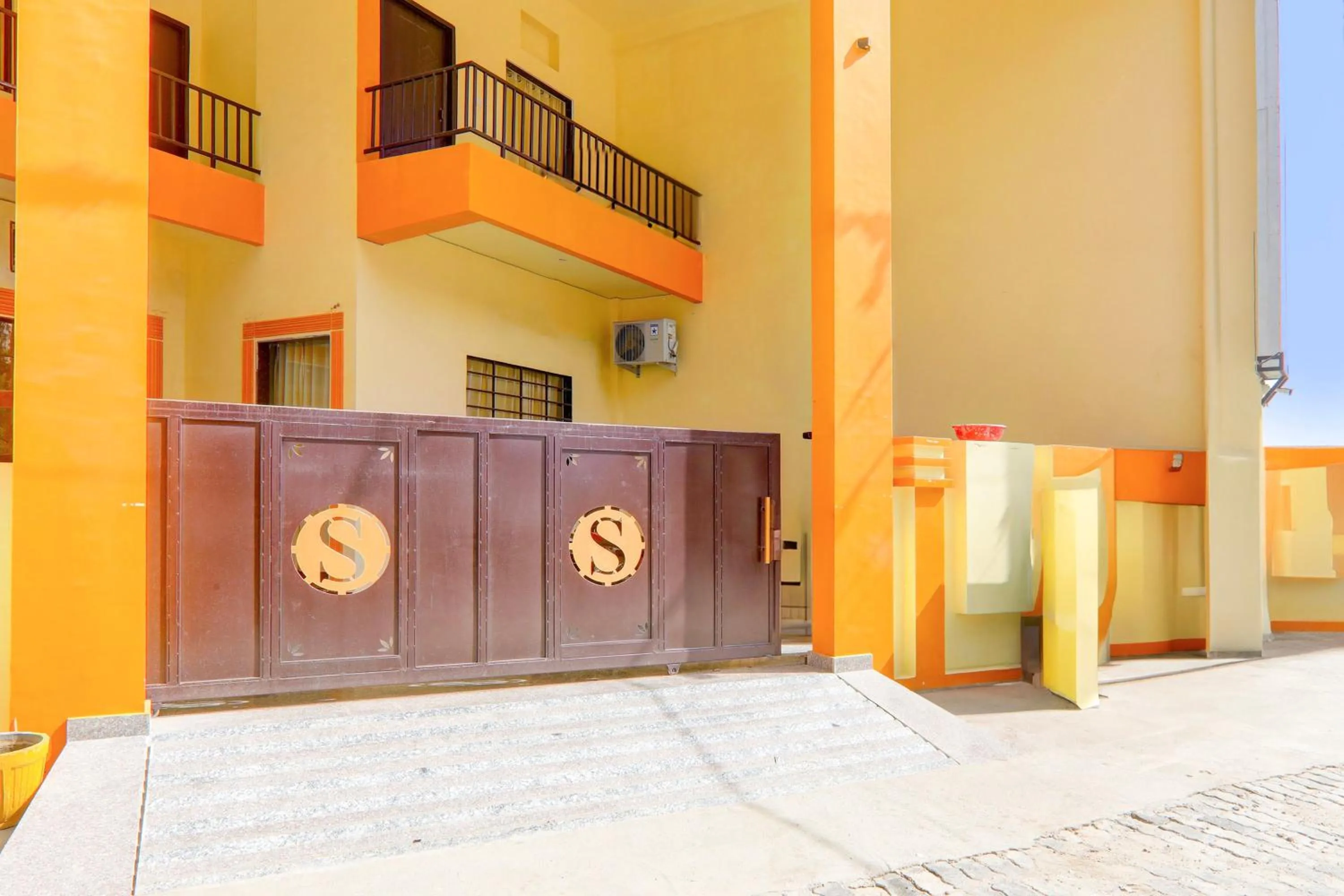 Facade/entrance in Hotel O Samar palace