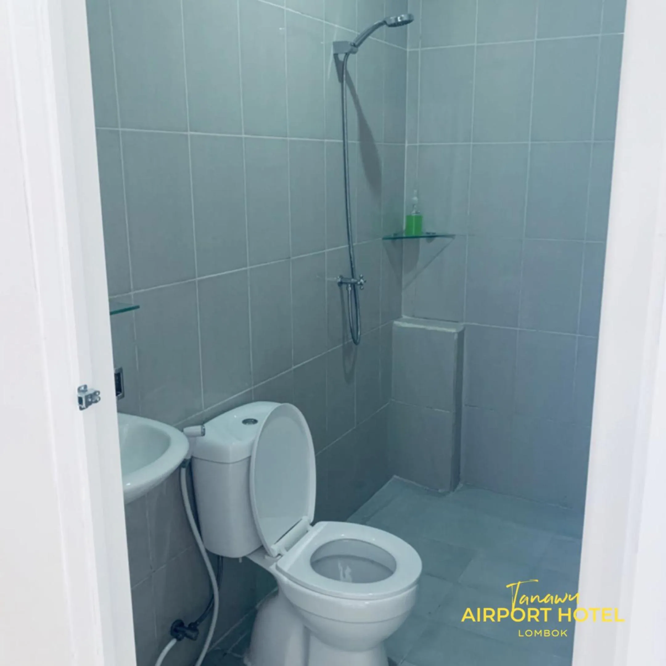Shower in TANAWU AIRPORT HOTEL LOMBOK
