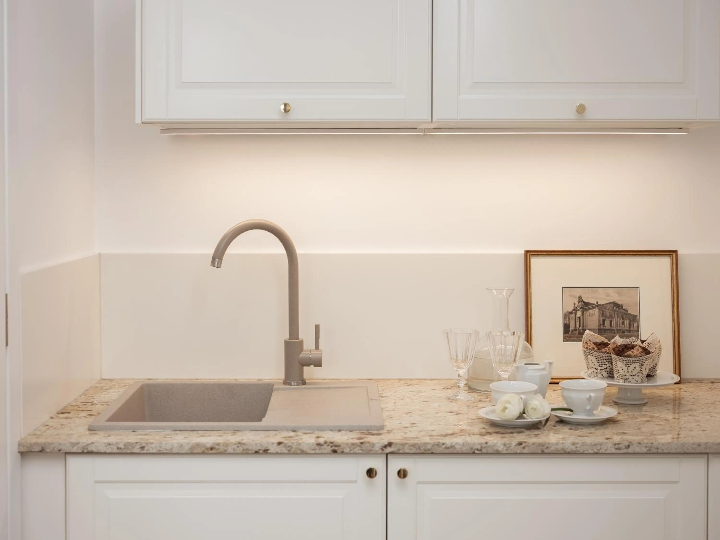 Kitchen or kitchenette in AVANTI Home