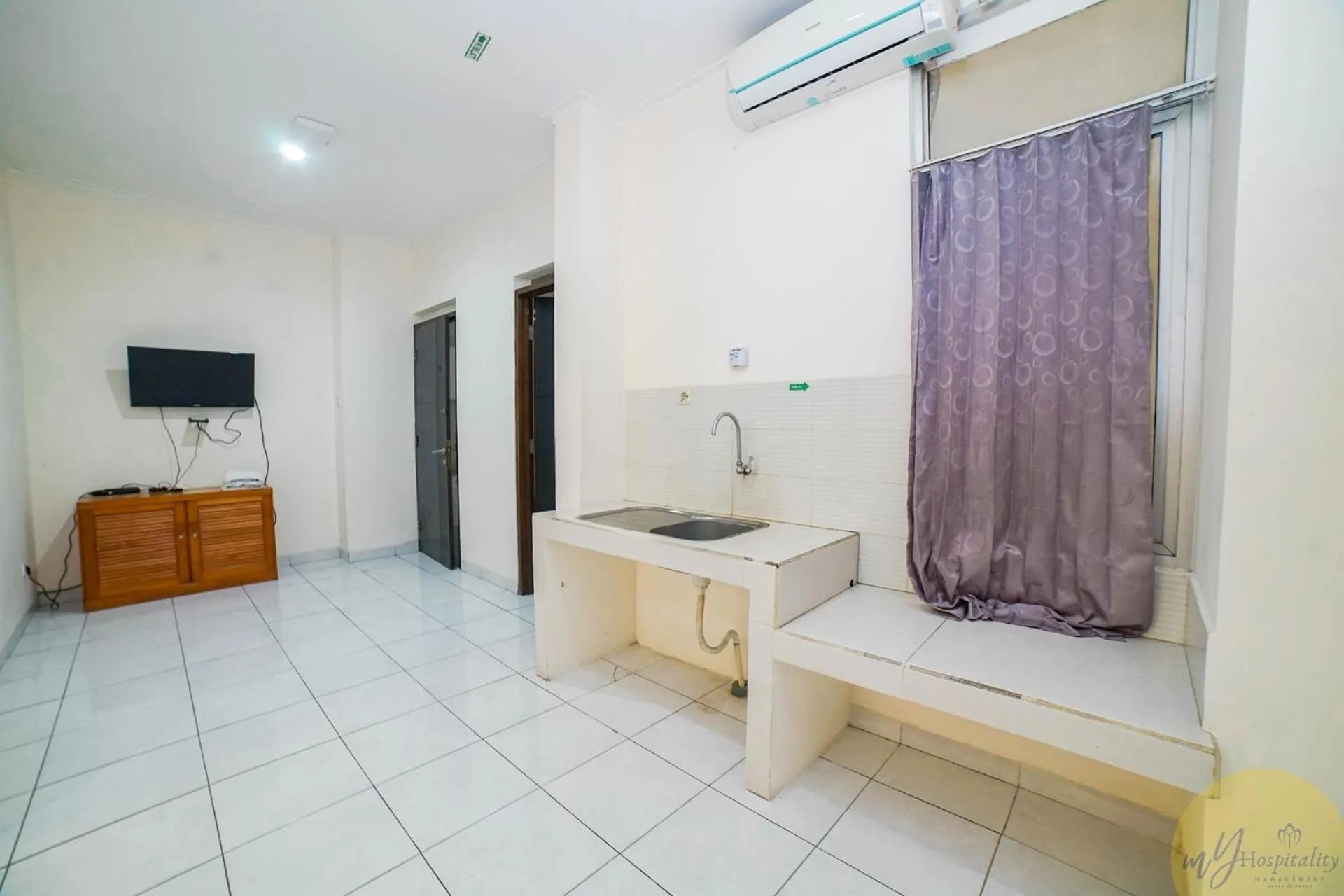 TV and multimedia in Fortuna Hotel & Residence by My Hospitality