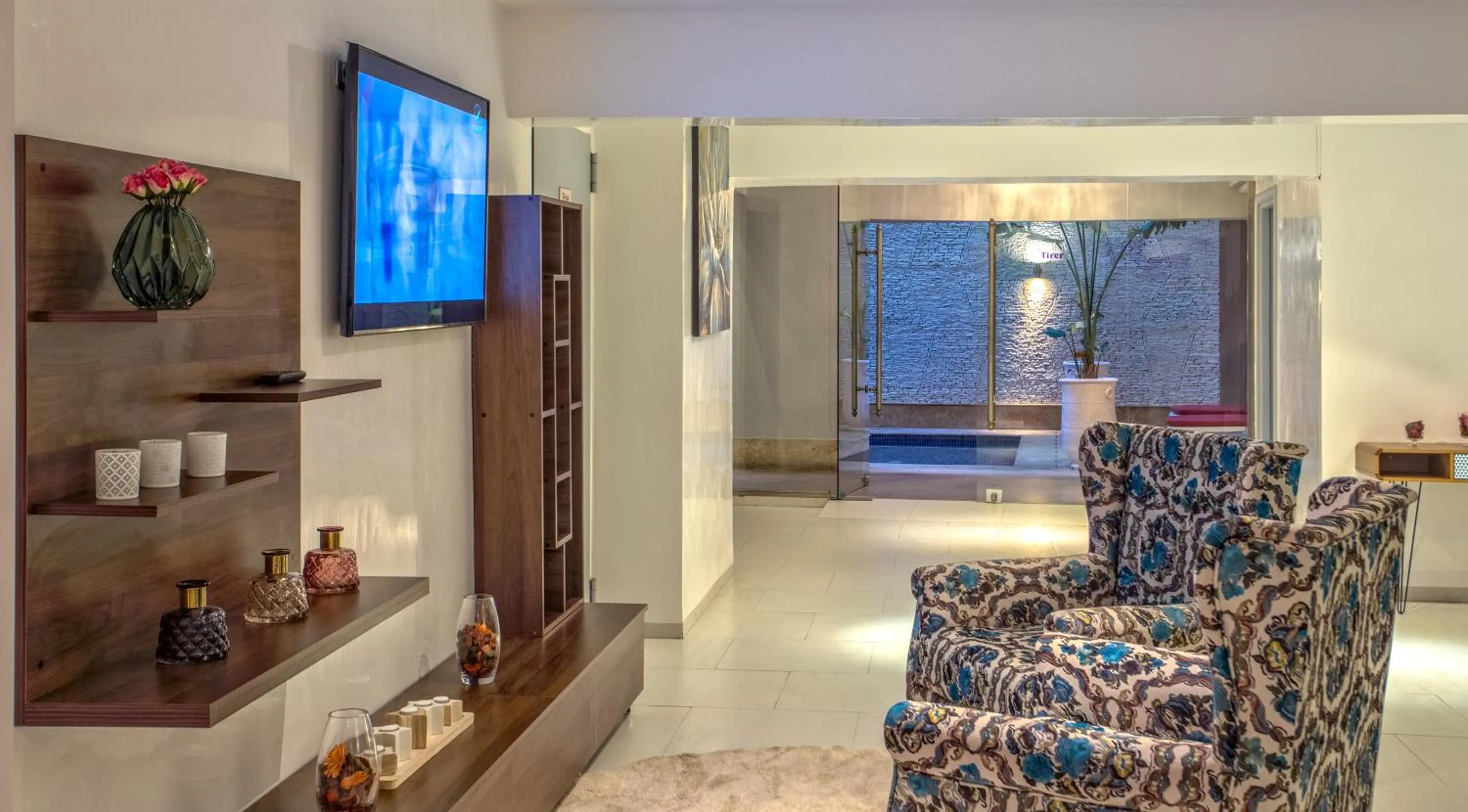 Communal lounge/ TV room in Yaad City Hotel