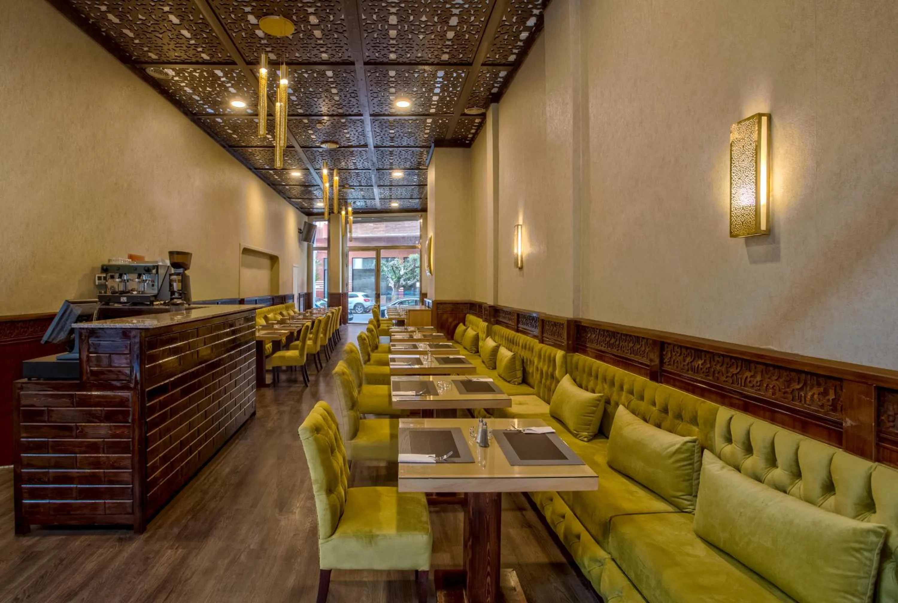 Restaurant/places to eat in Yaad City Hotel