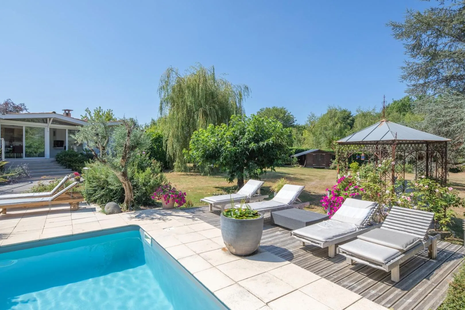 Pool view in B&B La Closerie 33